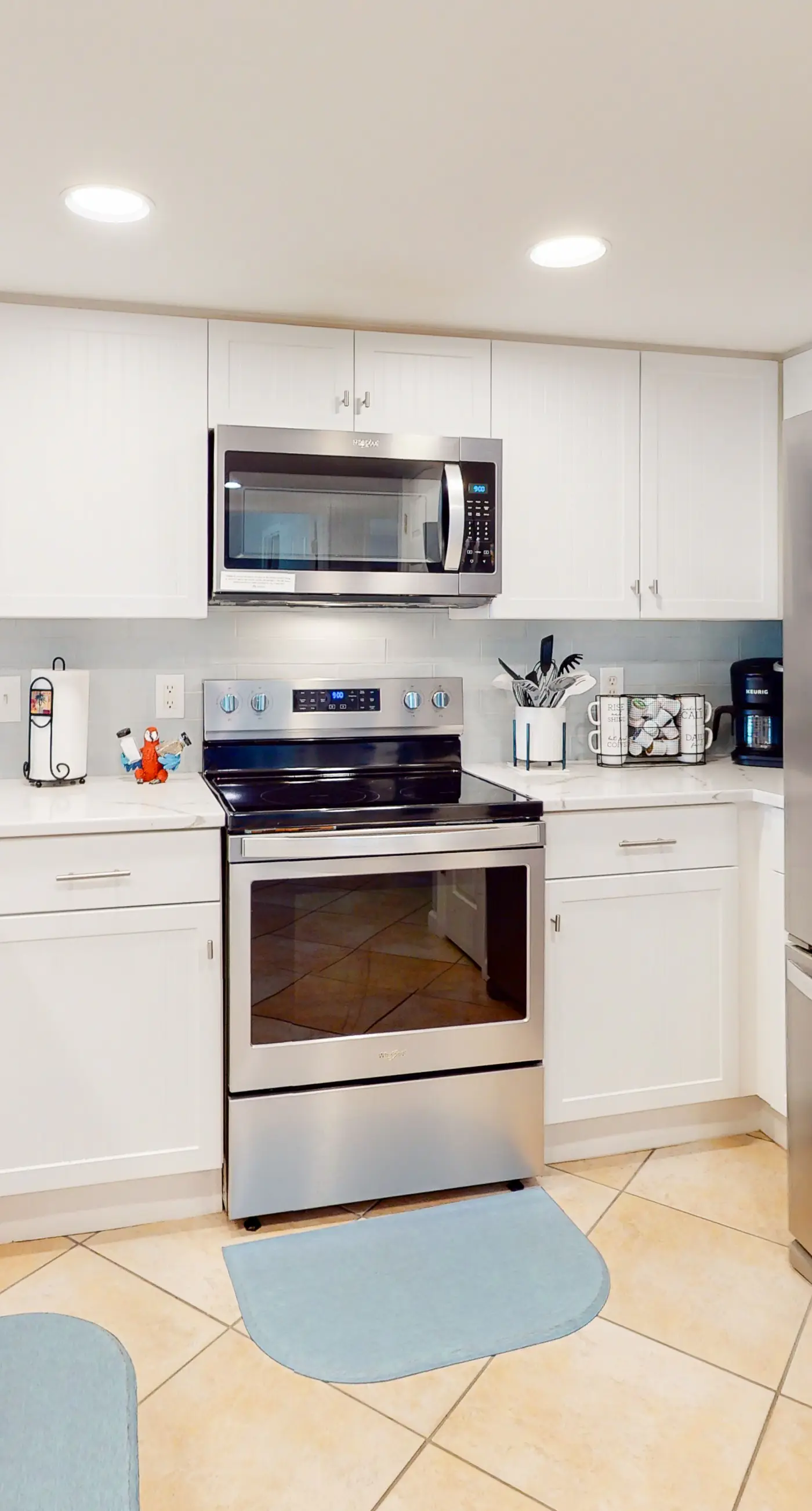 Bright & comfortable gulf-side condo overlooking beach with WiFi, pool, central AC