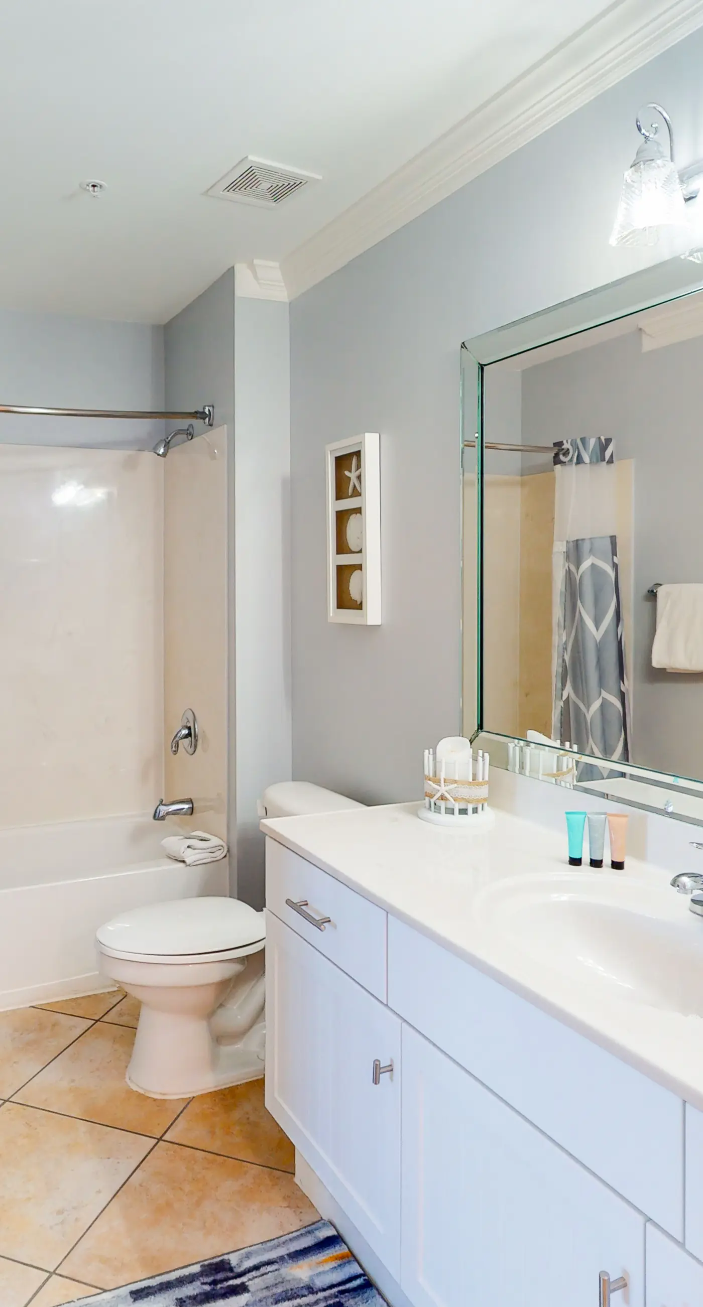 Bright & comfortable gulf-side condo overlooking beach with WiFi, pool, central AC