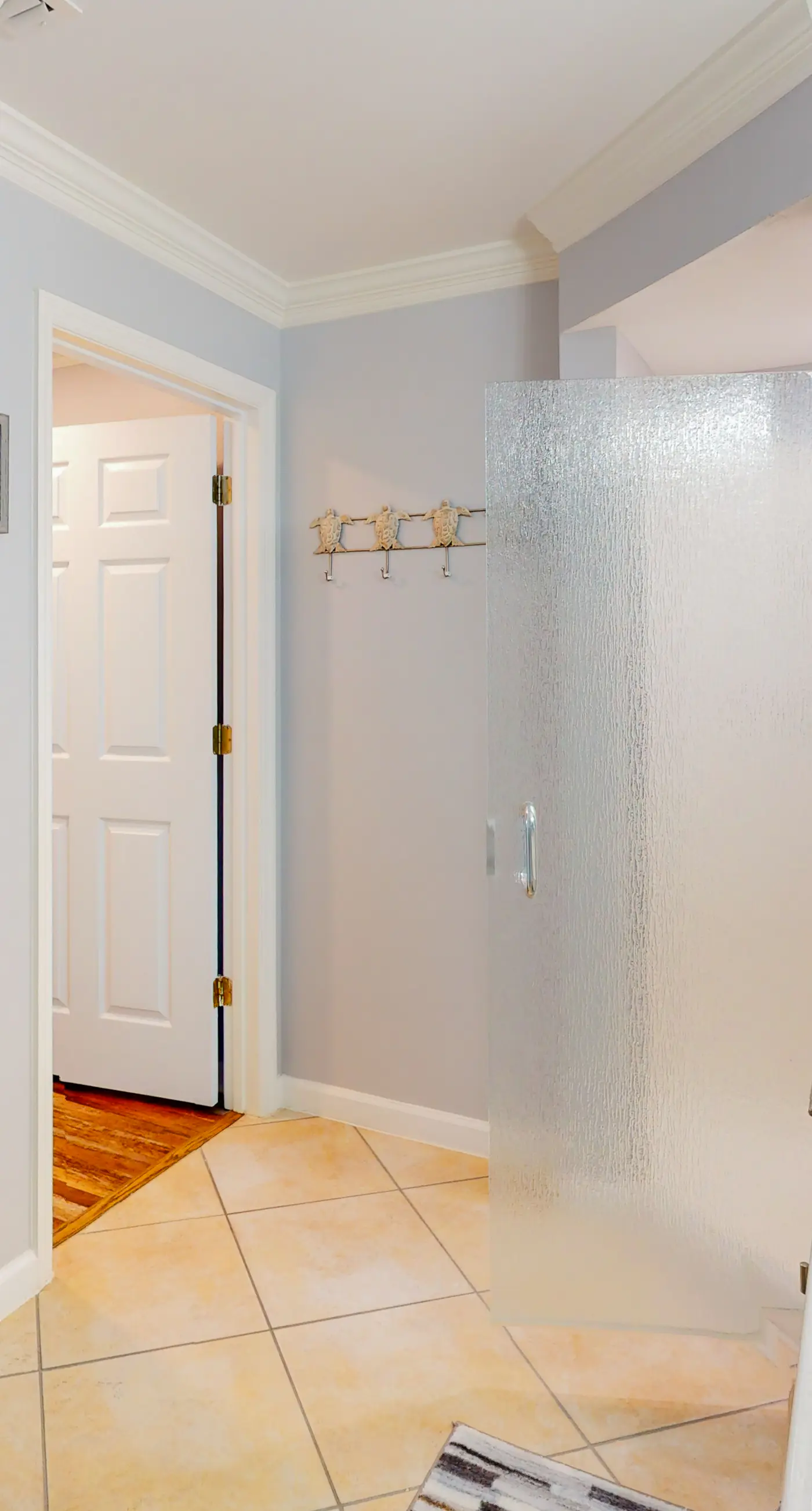 Bright & comfortable gulf-side condo overlooking beach with WiFi, pool, central AC