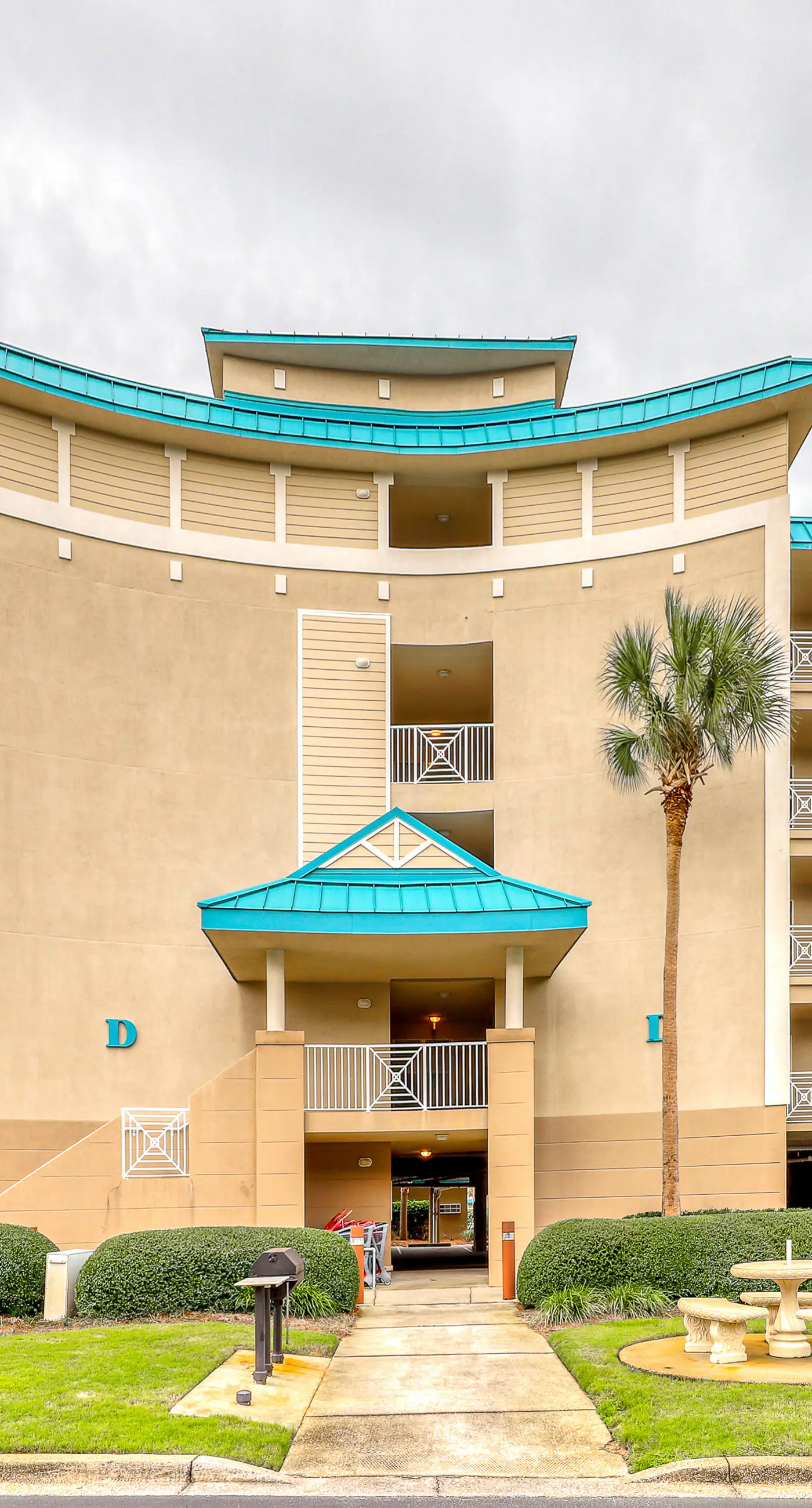 Bright & comfortable gulf-side condo overlooking beach with WiFi, pool, central AC
