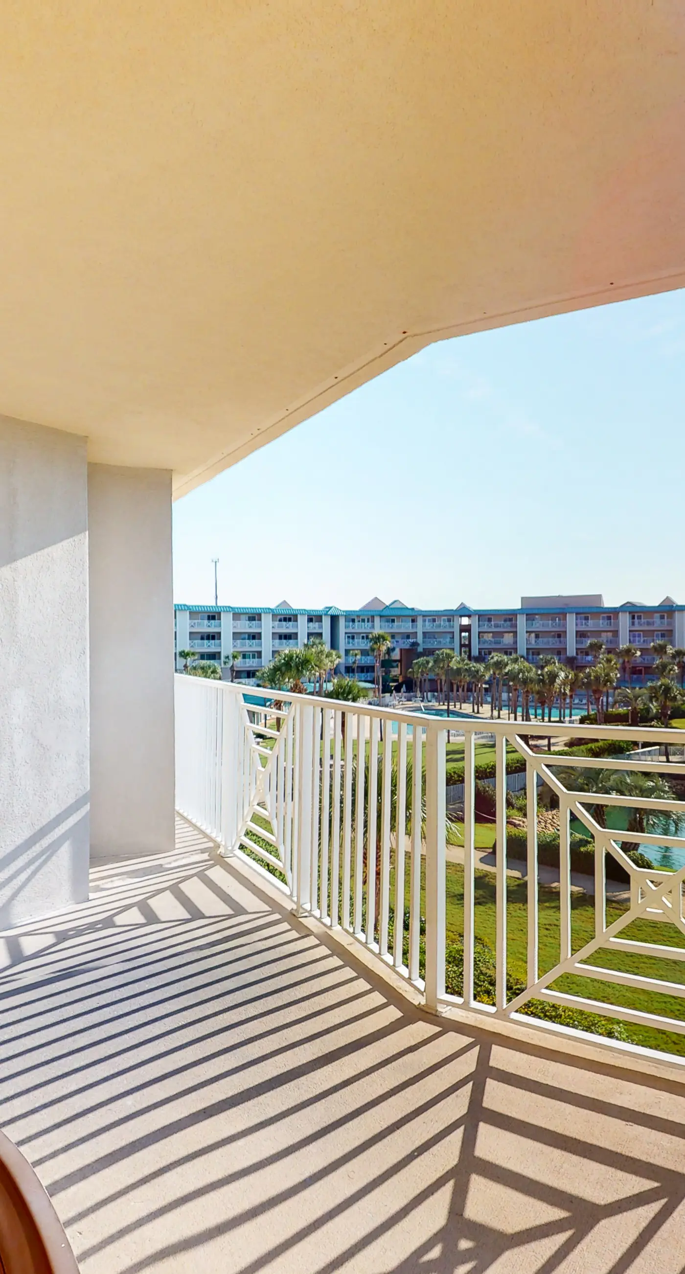 Colorful, third-floor condo w/partial gulf views, shared outdoor pool and tennis