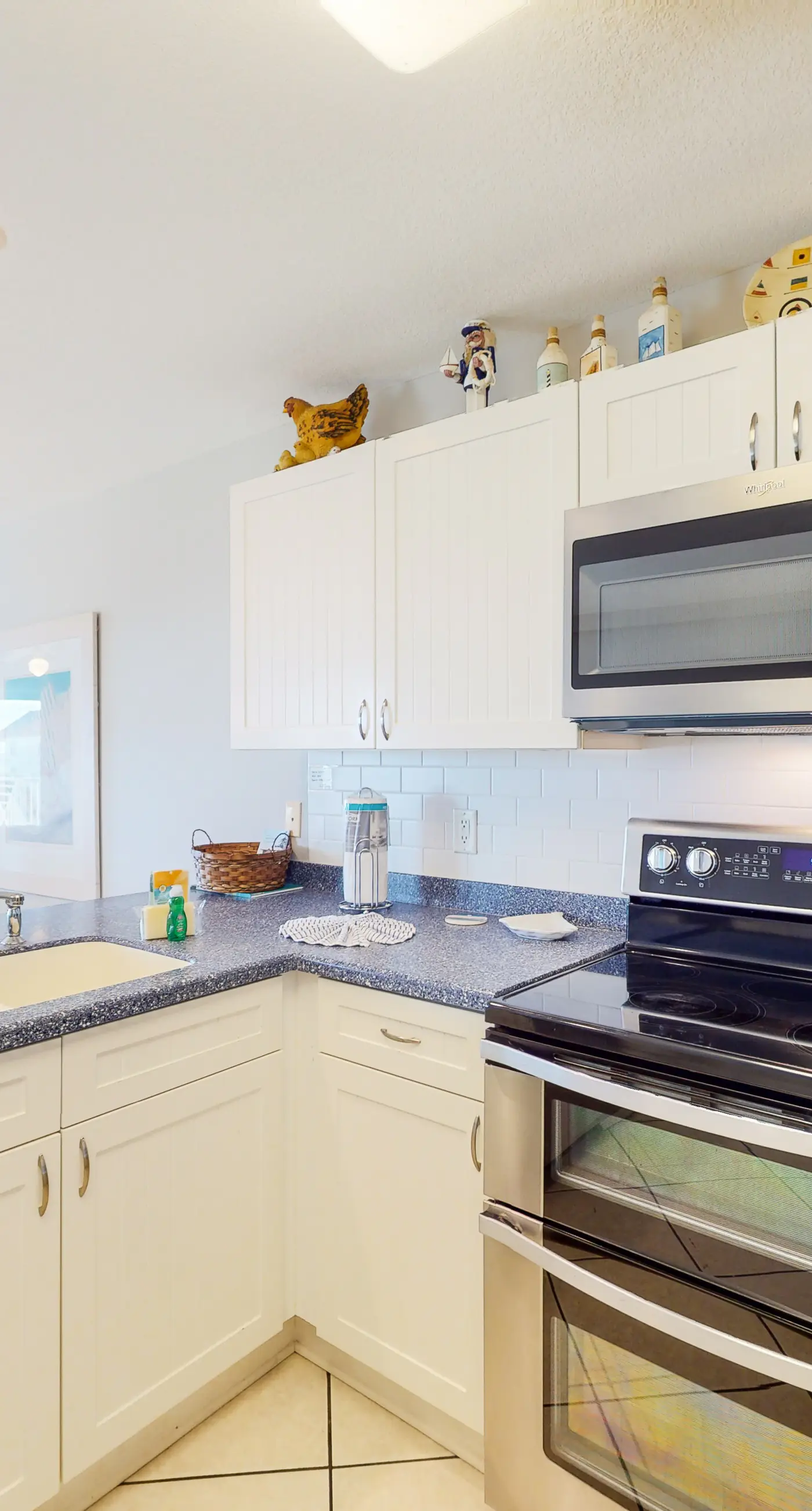 Colorful, third-floor condo w/partial gulf views, shared outdoor pool and tennis