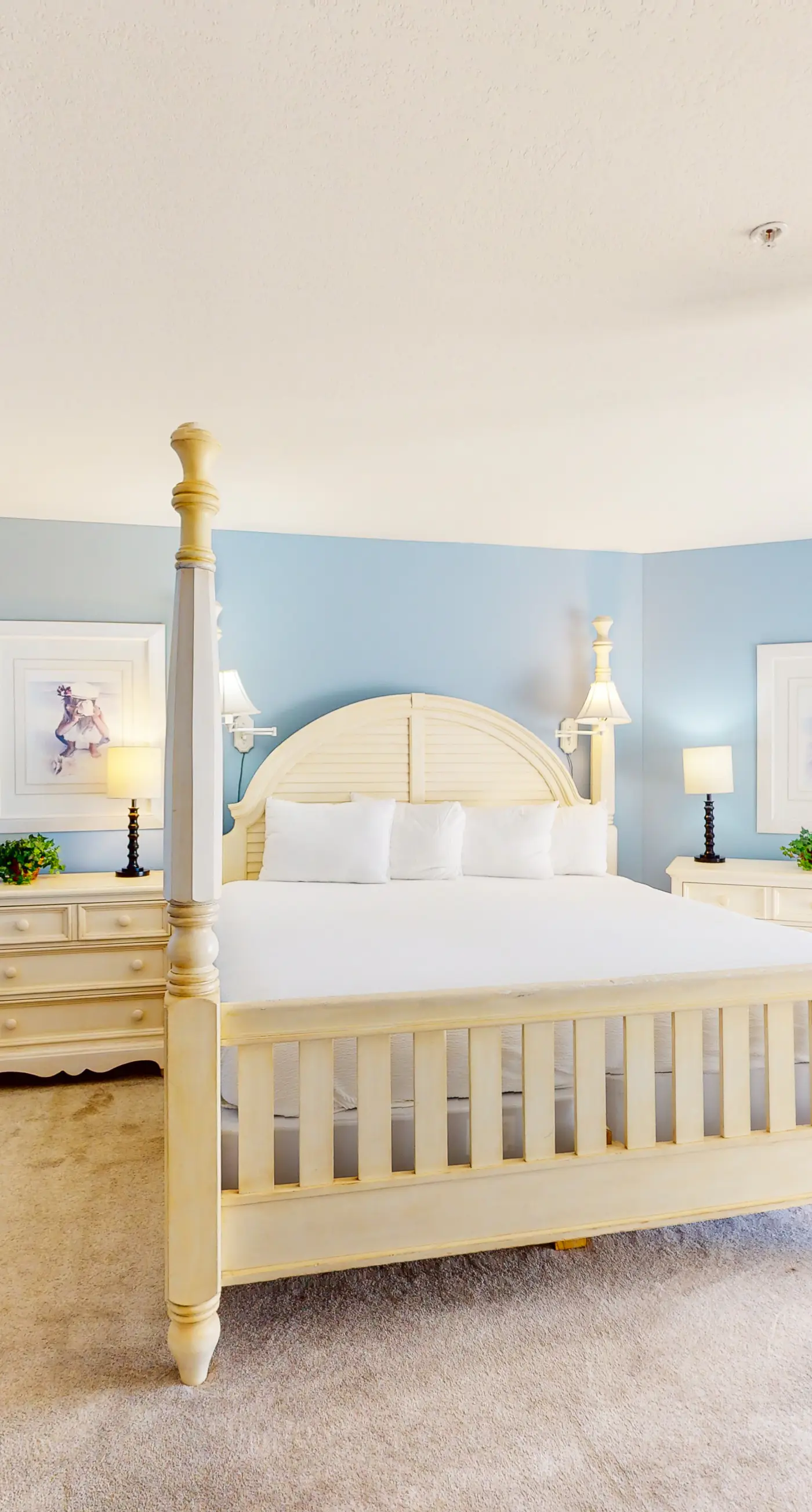 Colorful, third-floor condo w/partial gulf views, shared outdoor pool and tennis