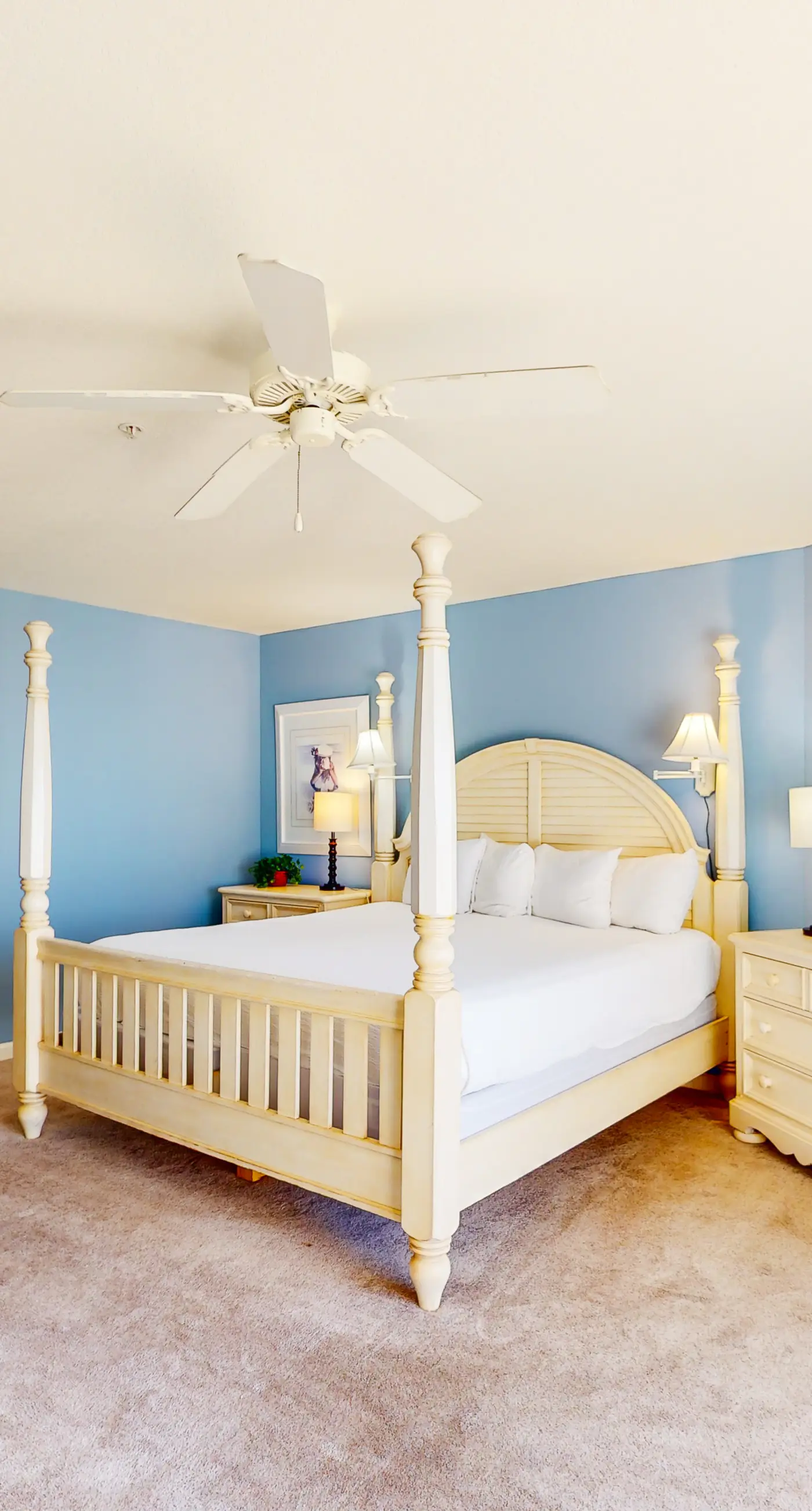 Colorful, third-floor condo w/partial gulf views, shared outdoor pool and tennis