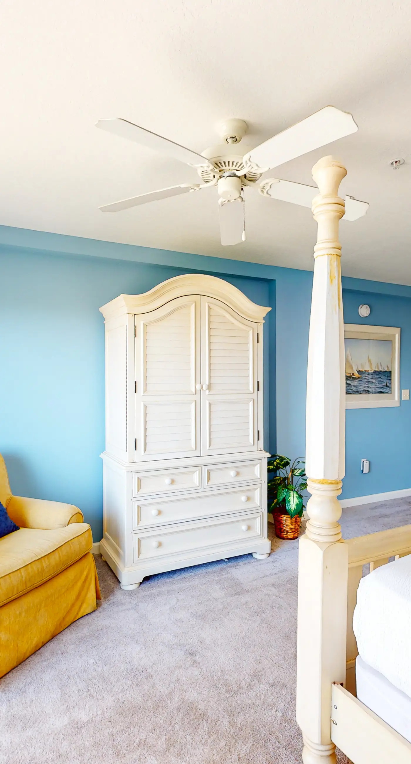 Colorful, third-floor condo w/partial gulf views, shared outdoor pool and tennis