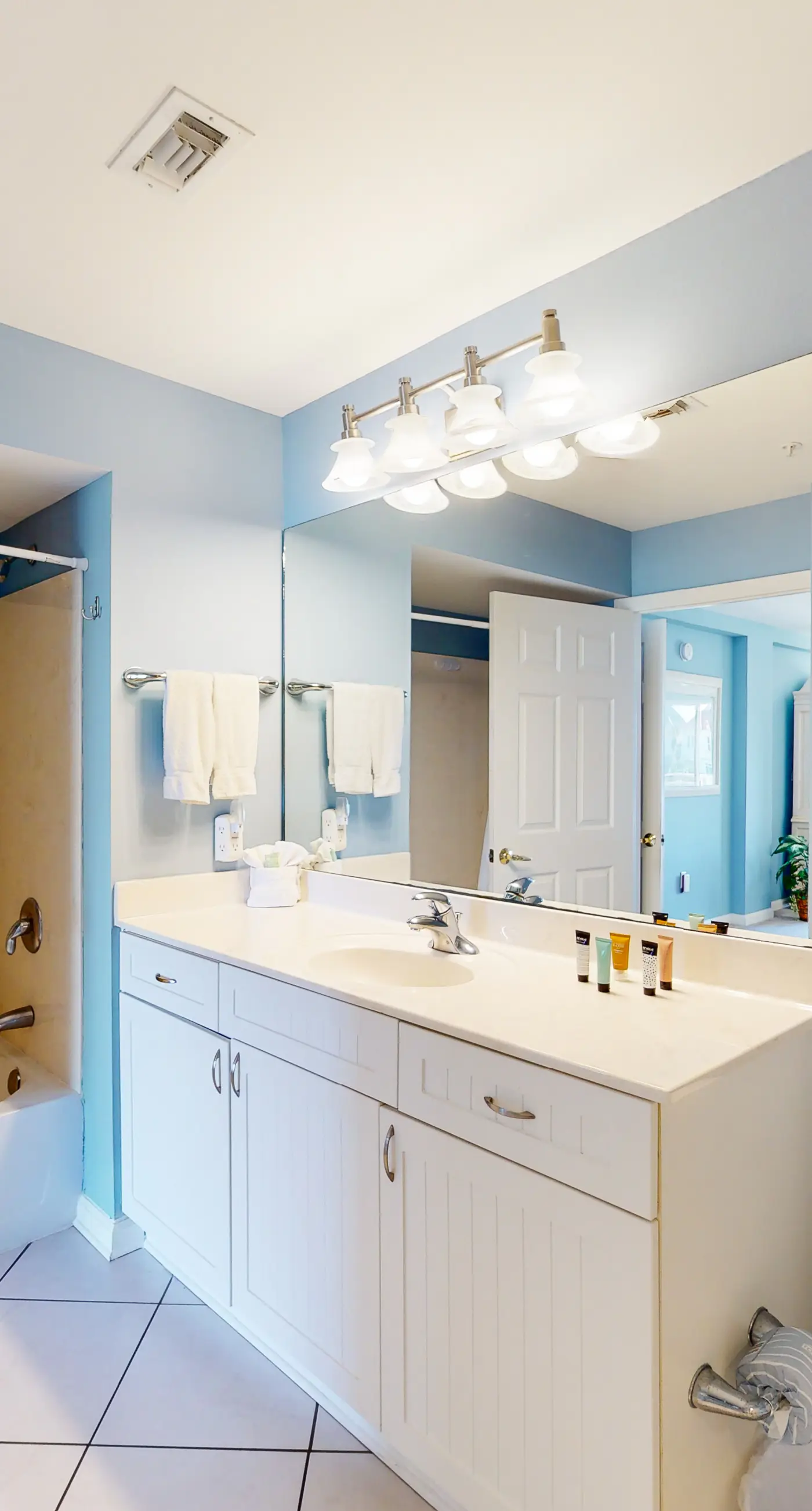 Colorful, third-floor condo w/partial gulf views, shared outdoor pool and tennis