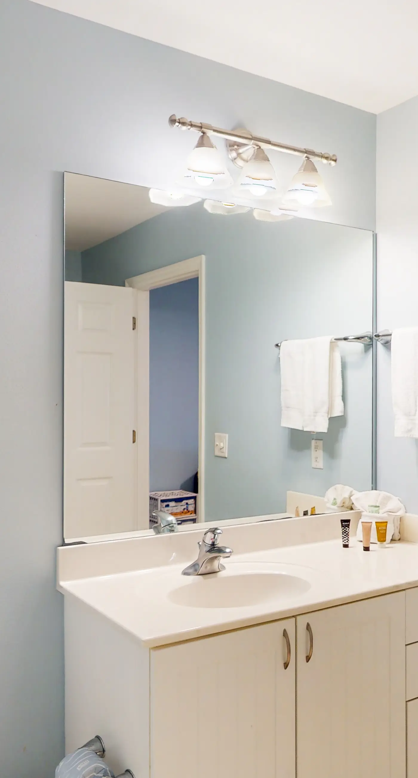 Colorful, third-floor condo w/partial gulf views, shared outdoor pool and tennis