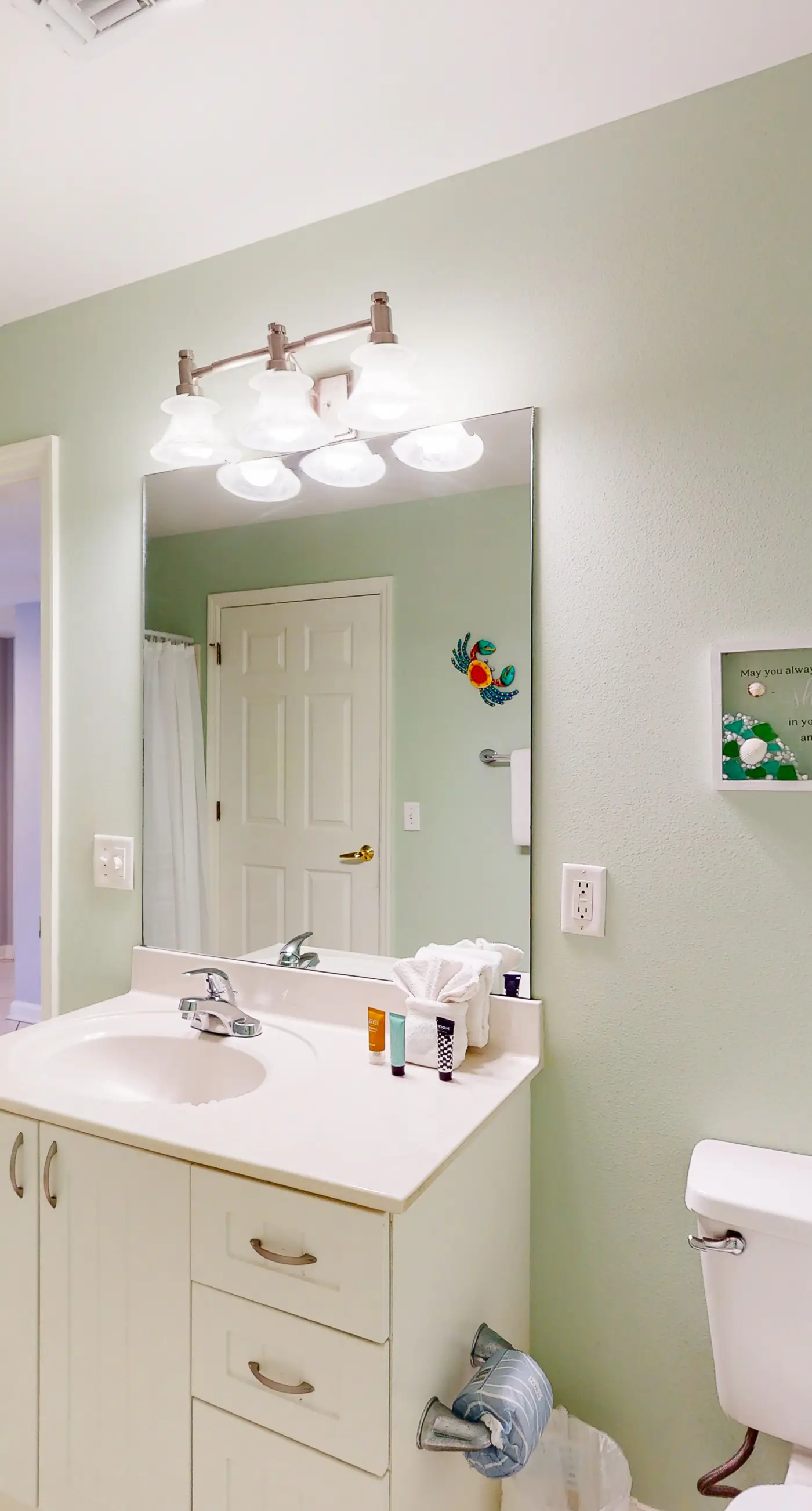 Colorful, third-floor condo w/partial gulf views, shared outdoor pool and tennis