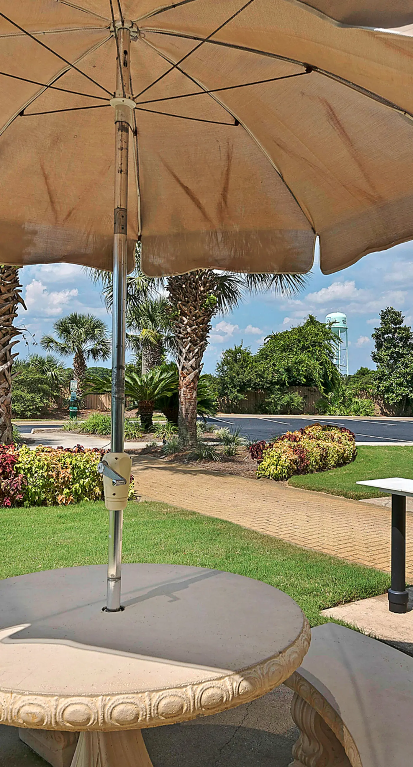 Colorful, third-floor condo w/partial gulf views, shared outdoor pool and tennis