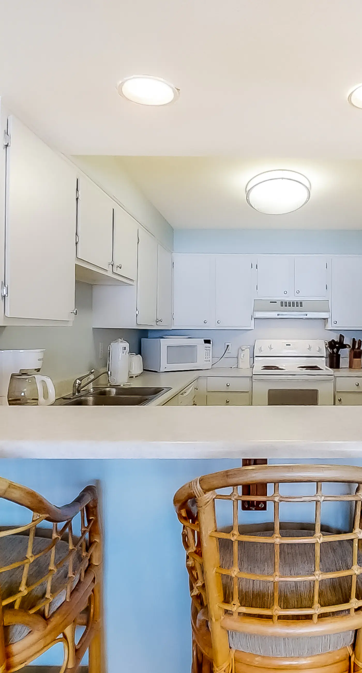 Bright oceanfront condo on 3rd floor with Gulf views, outdoor pool & gym