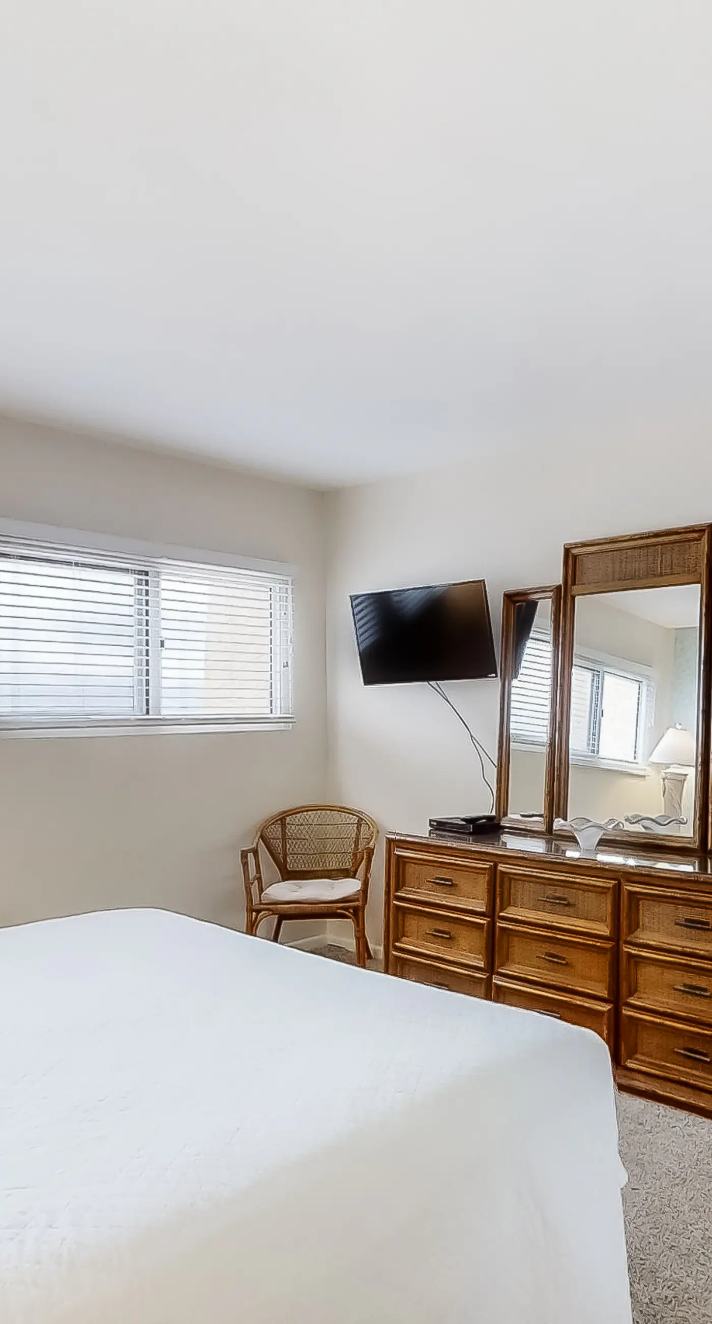 Bright oceanfront condo on 3rd floor with Gulf views, outdoor pool & gym