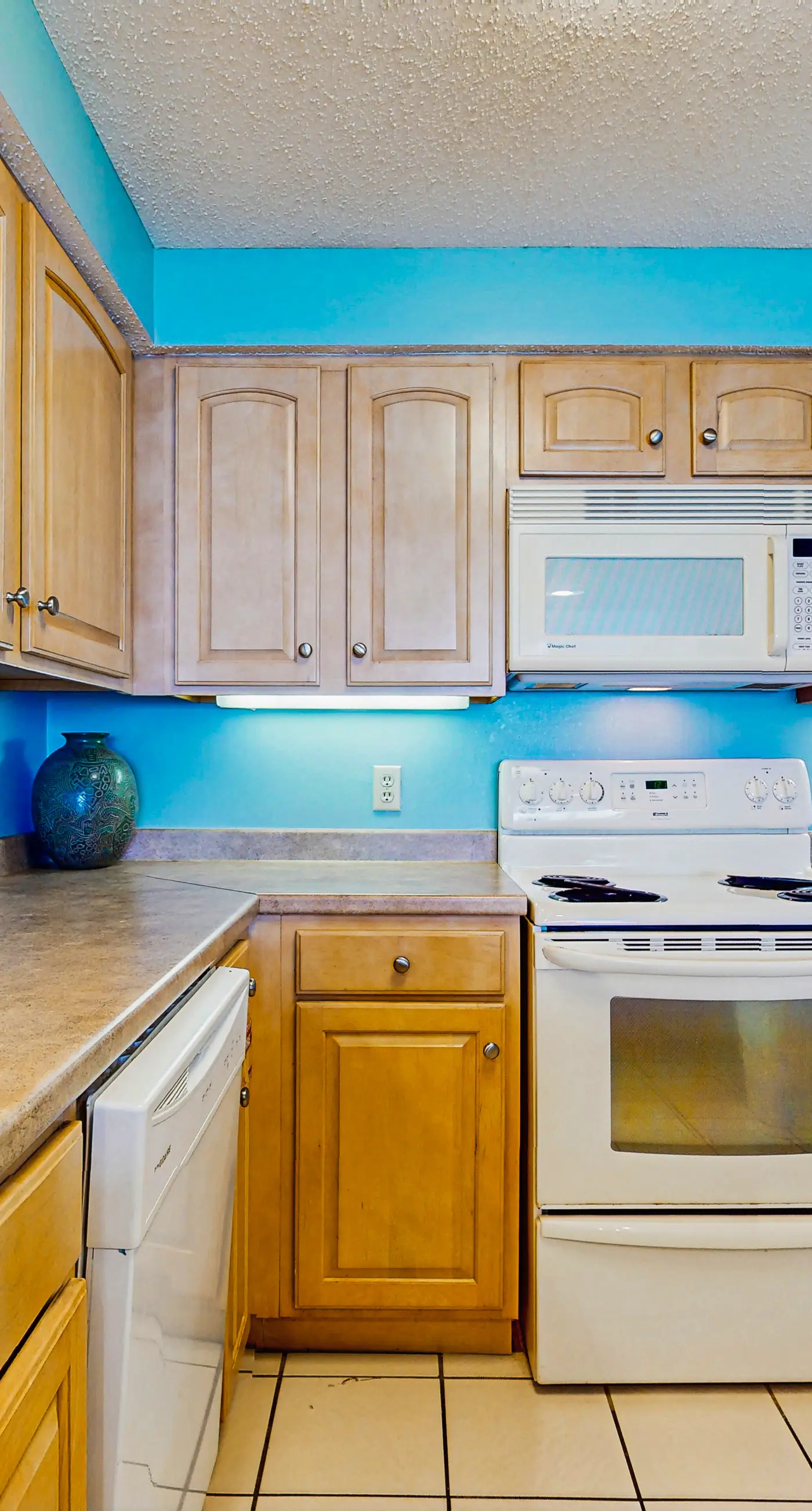 Gulf & Beachfront Condo on Fourth Floor with ocean Views, pool