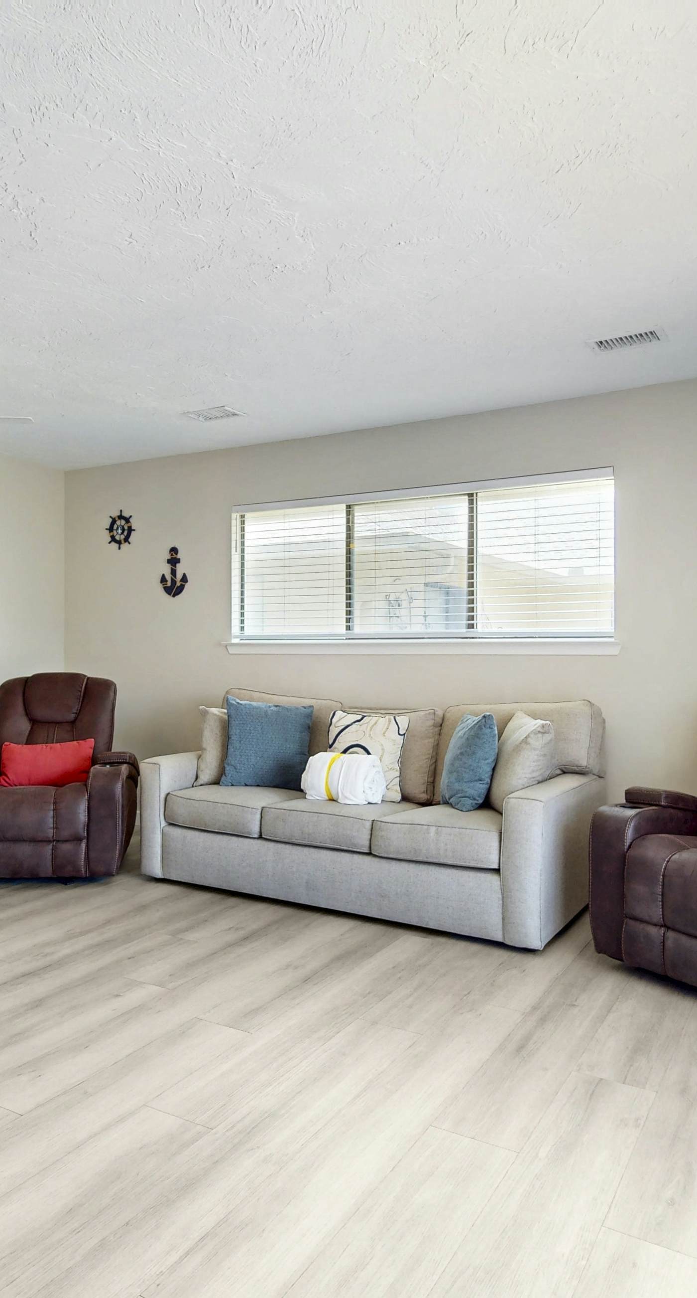 Cozy coastal condo, full kitchen with shared pool and beach access