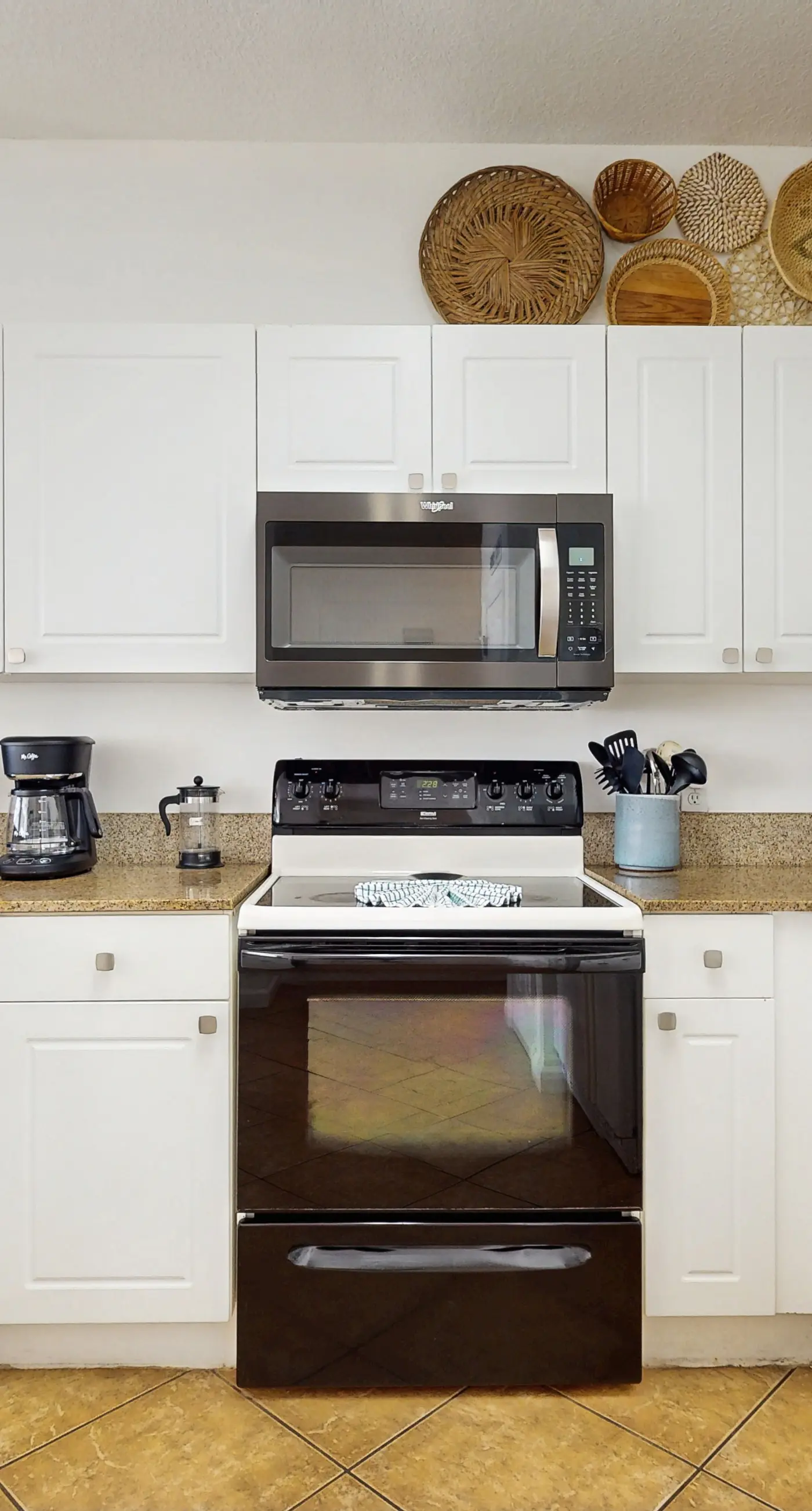 Comfortable ground floor condo with pool & hot tub access, W&D, WiFi, and AC