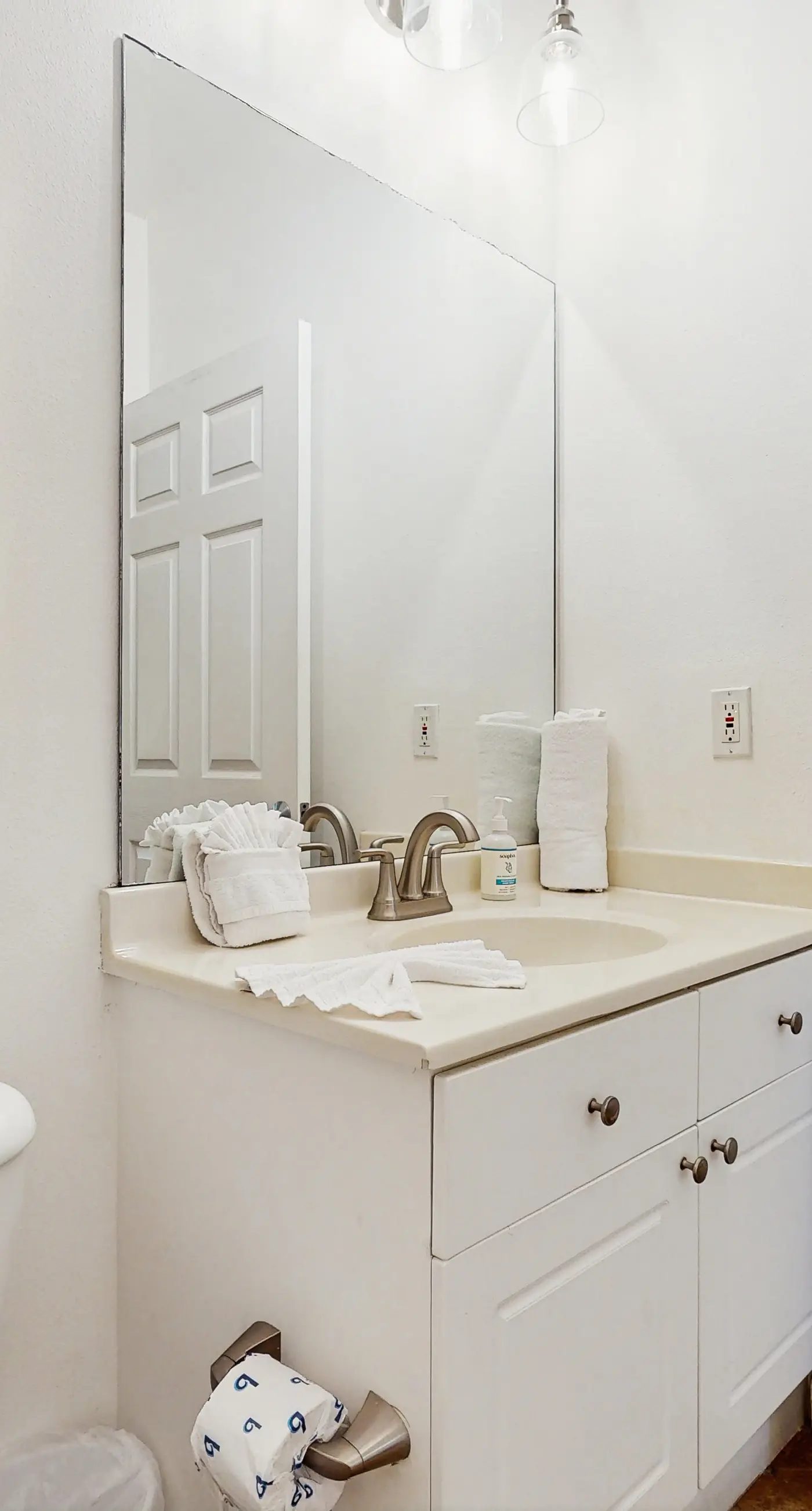 Comfortable ground floor condo with pool & hot tub access, W&D, WiFi, and AC