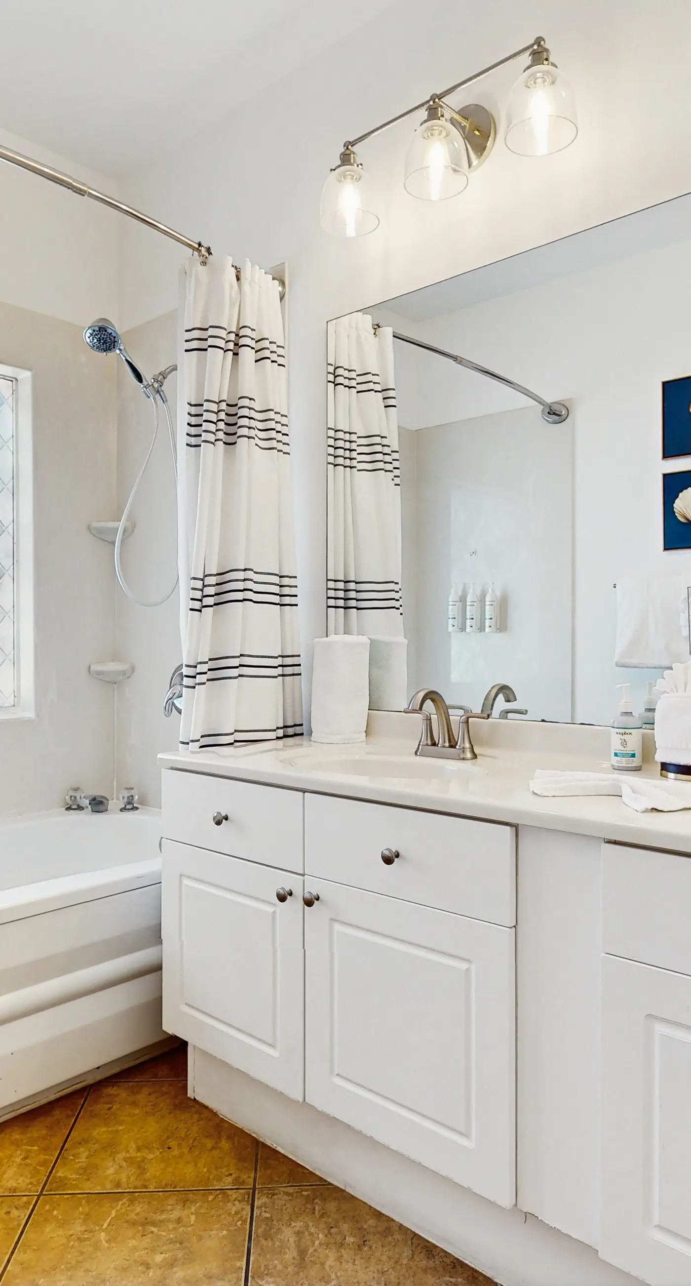 Comfortable ground floor condo with pool & hot tub access, W&D, WiFi, and AC