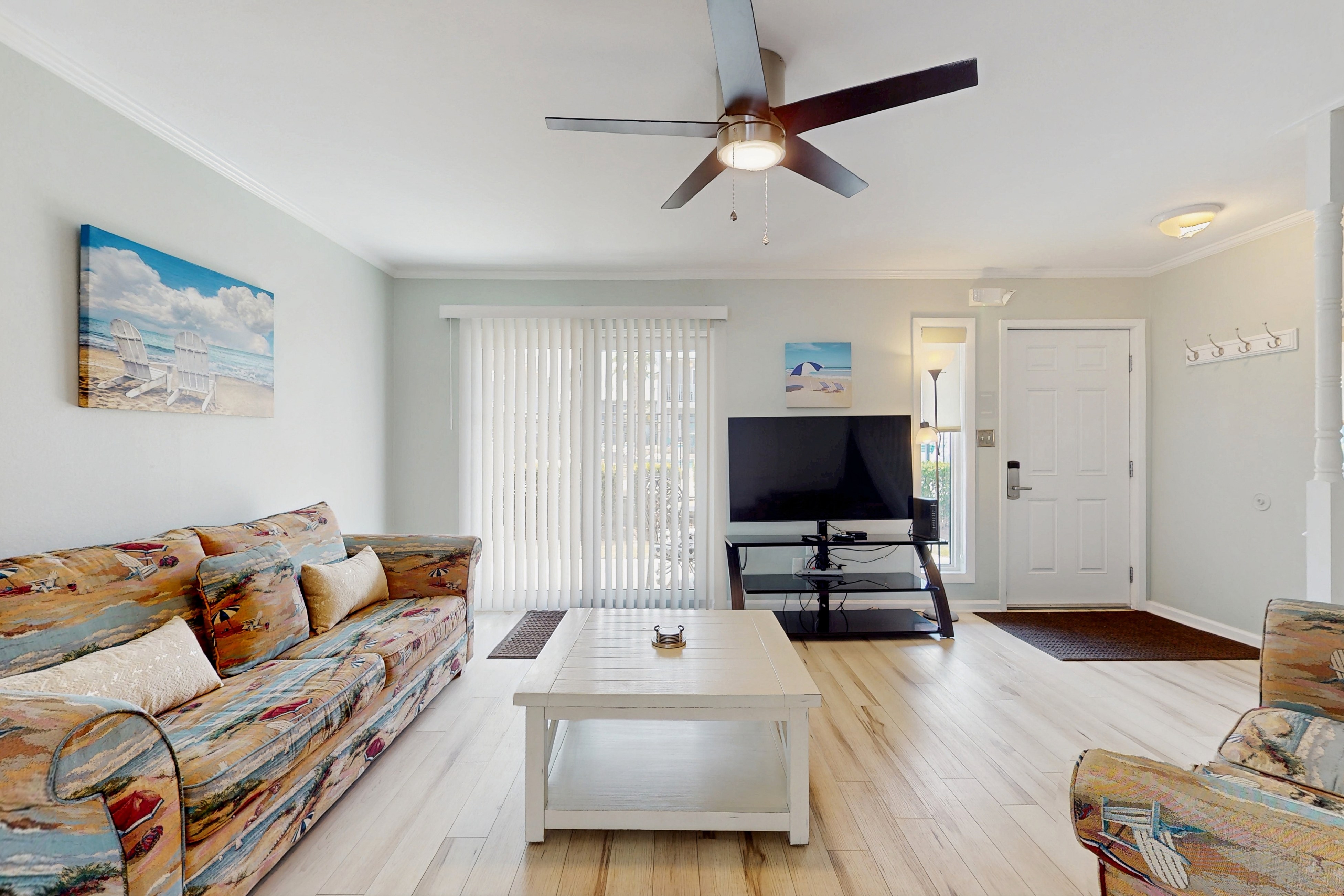 2-story townhouse with 2 balconies & patios, pool access, fast WiFi, AC