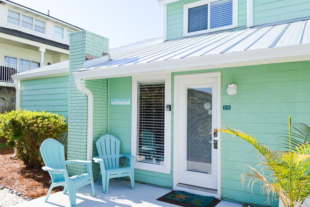 Quaint Miramar Beach home with loft, pool, patio, full kitchen, & washer/dryer