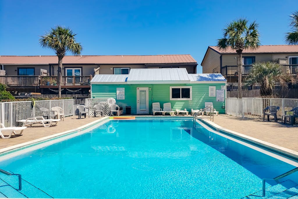 Quaint Miramar Beach home with loft, pool, patio, full kitchen, & washer/dryer