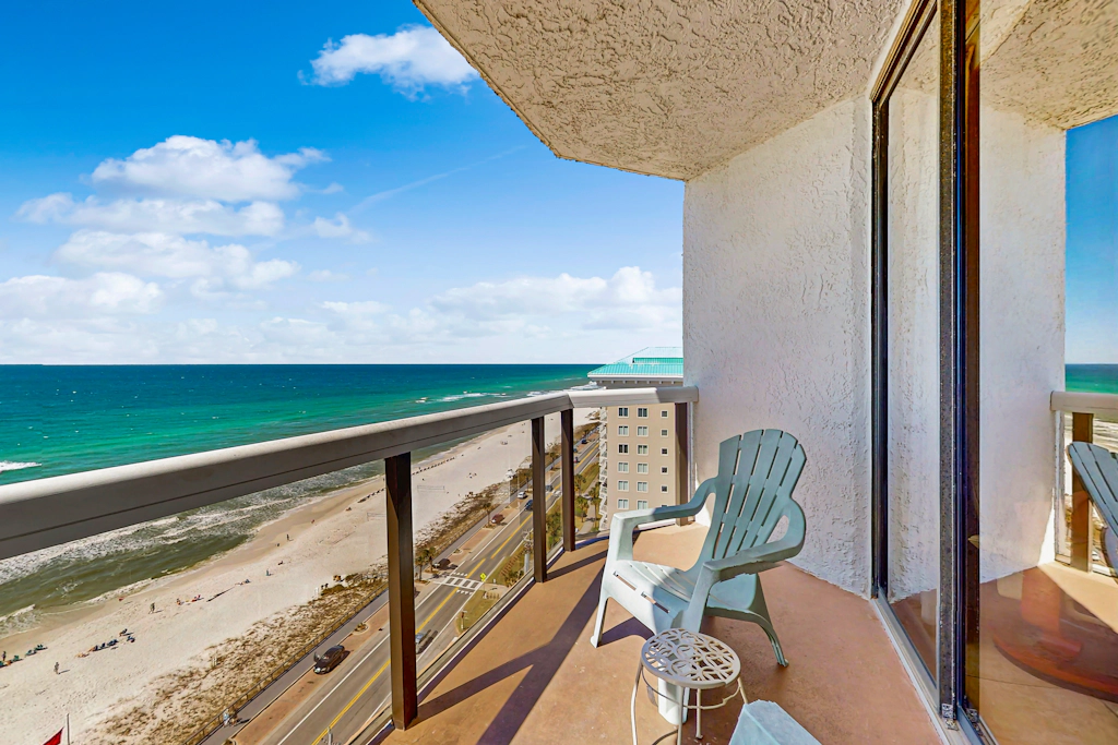 Beautiful resort studio with an amazing ocean view,  heated pool, hot tubs, & fitness center