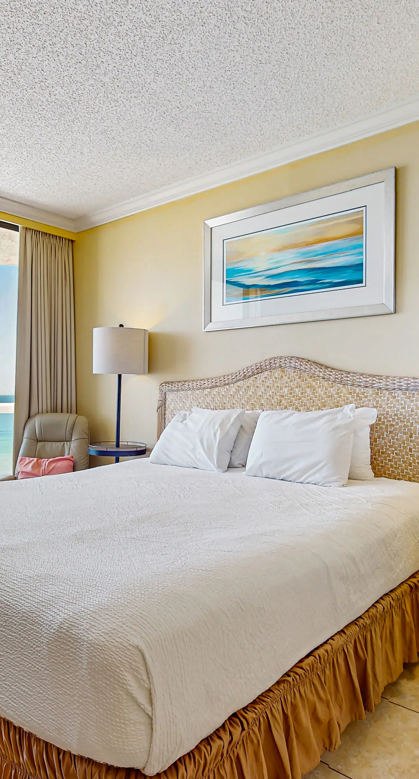 Beautiful resort studio with an amazing ocean view,  heated pool, hot tubs, & fitness center