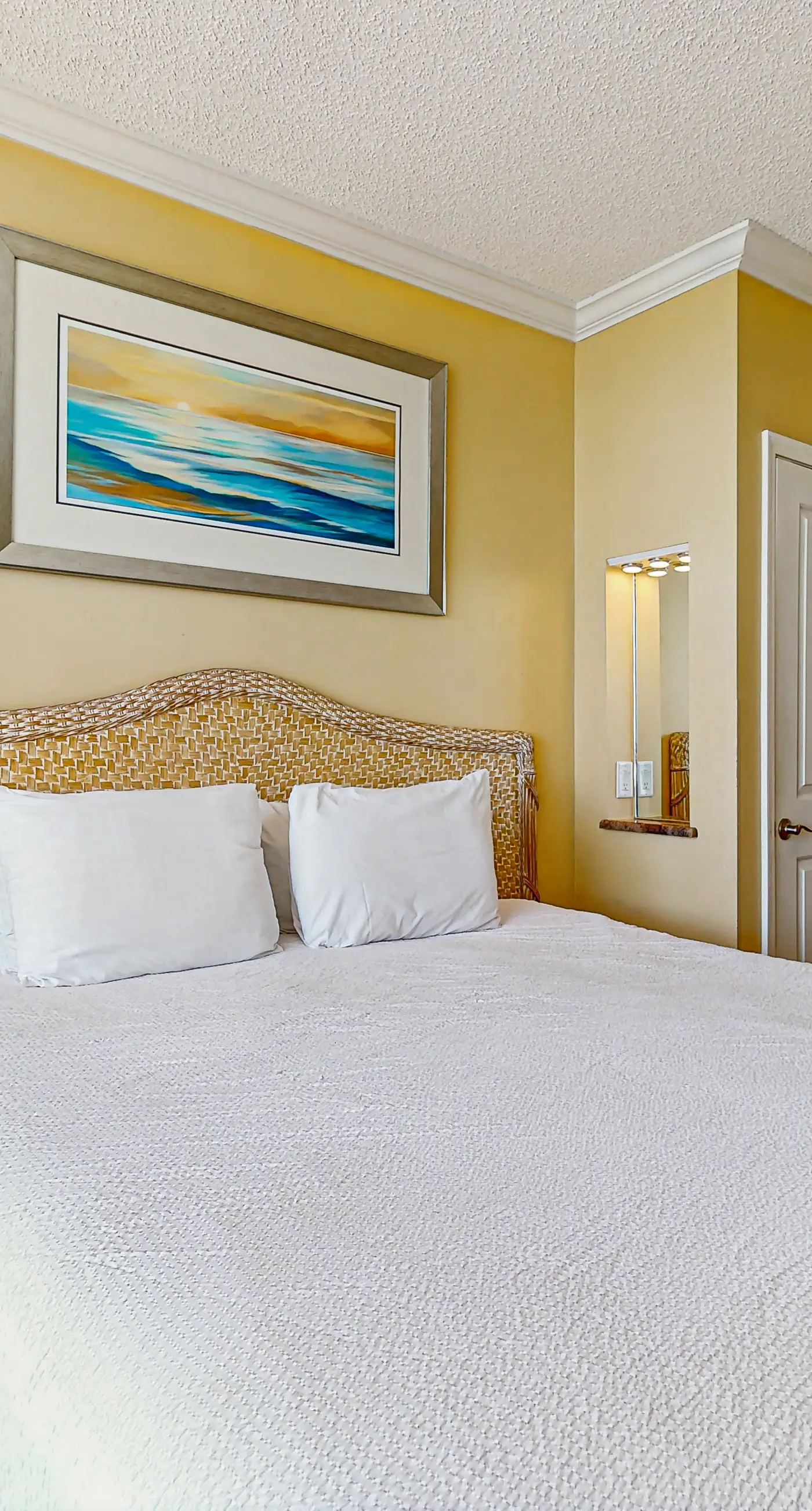 Beautiful resort studio with an amazing ocean view,  heated pool, hot tubs, & fitness center