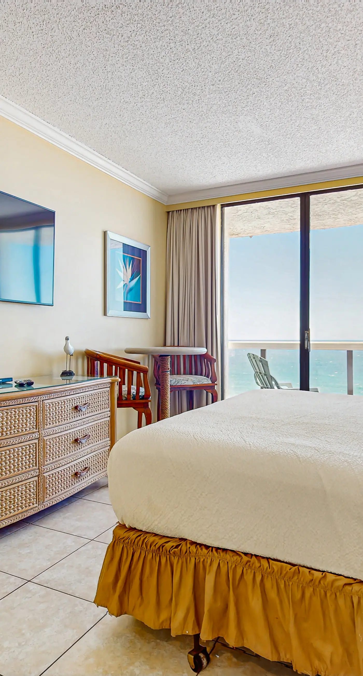 Beautiful resort studio with an amazing ocean view,  heated pool, hot tubs, & fitness center