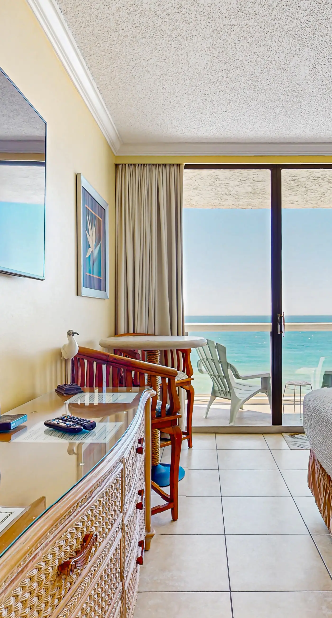 Beautiful resort studio with an amazing ocean view,  heated pool, hot tubs, & fitness center
