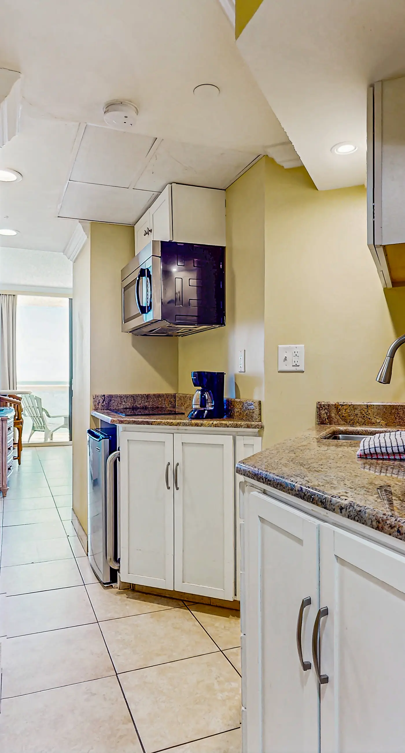 Beautiful resort studio with an amazing ocean view,  heated pool, hot tubs, & fitness center