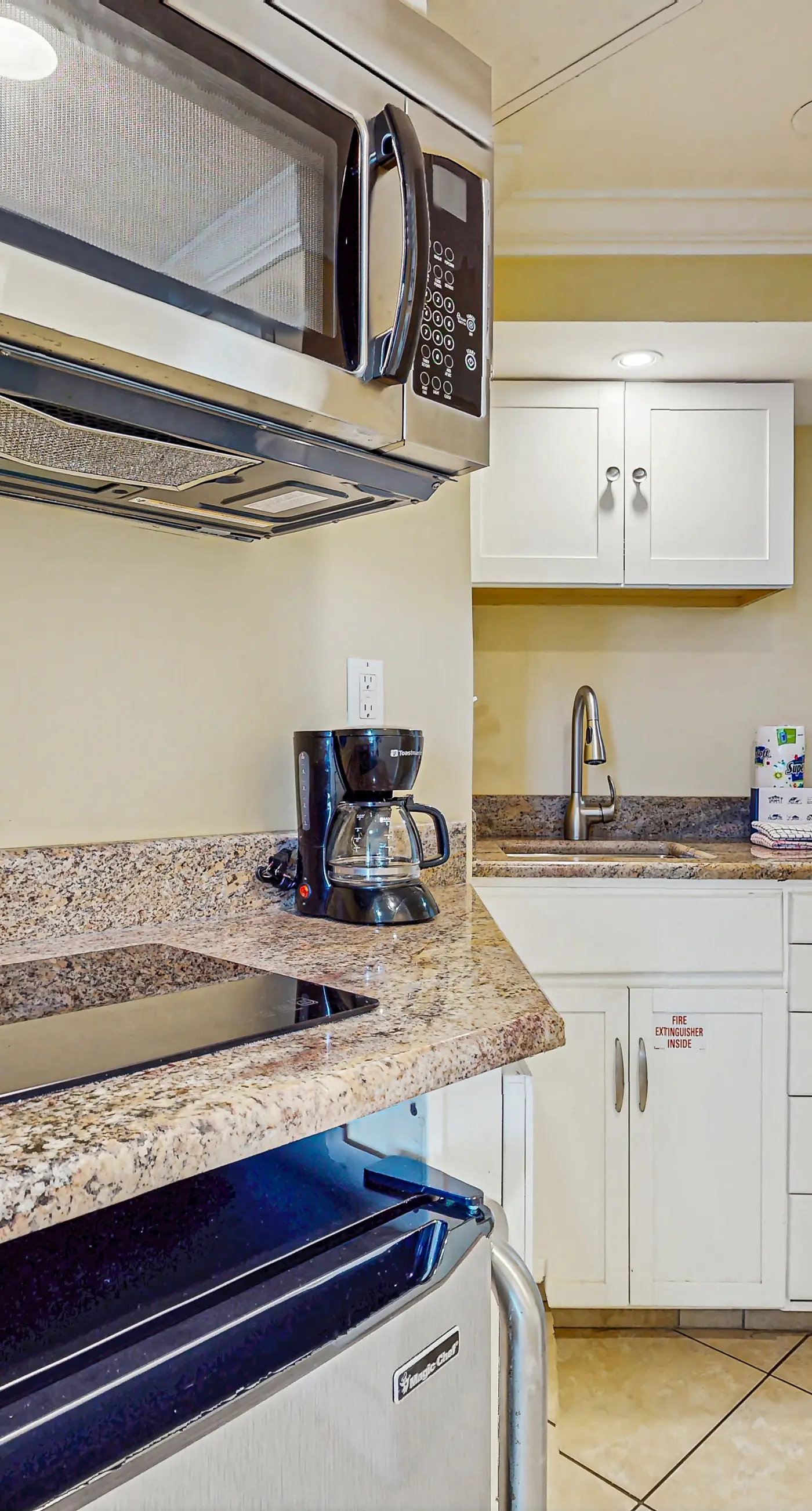 Beautiful resort studio with an amazing ocean view,  heated pool, hot tubs, & fitness center