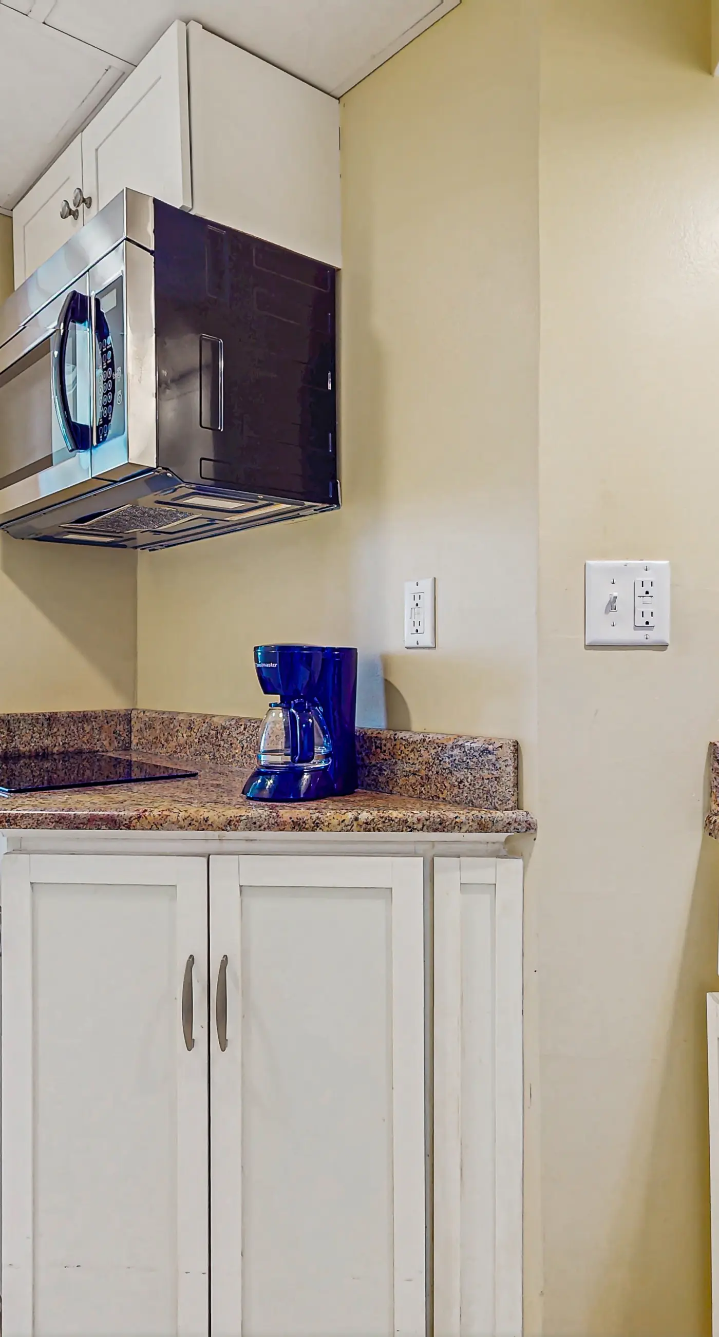 Beautiful resort studio with an amazing ocean view,  heated pool, hot tubs, & fitness center