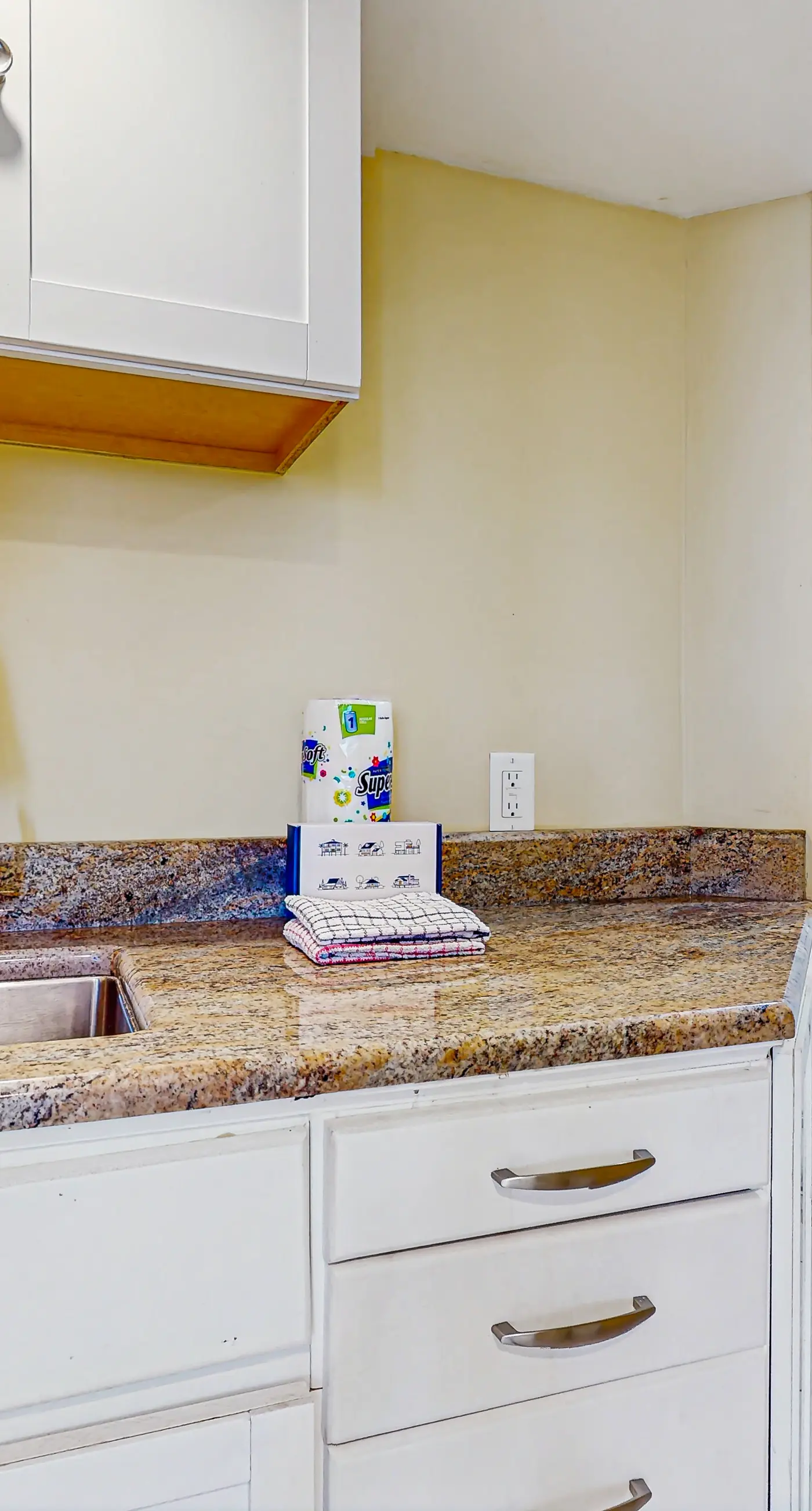 Beautiful resort studio with an amazing ocean view,  heated pool, hot tubs, & fitness center