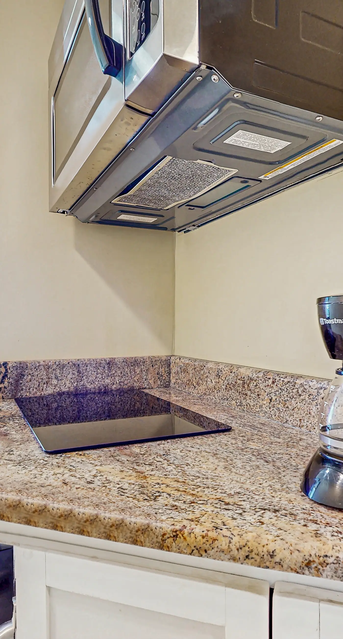 Beautiful resort studio with an amazing ocean view,  heated pool, hot tubs, & fitness center