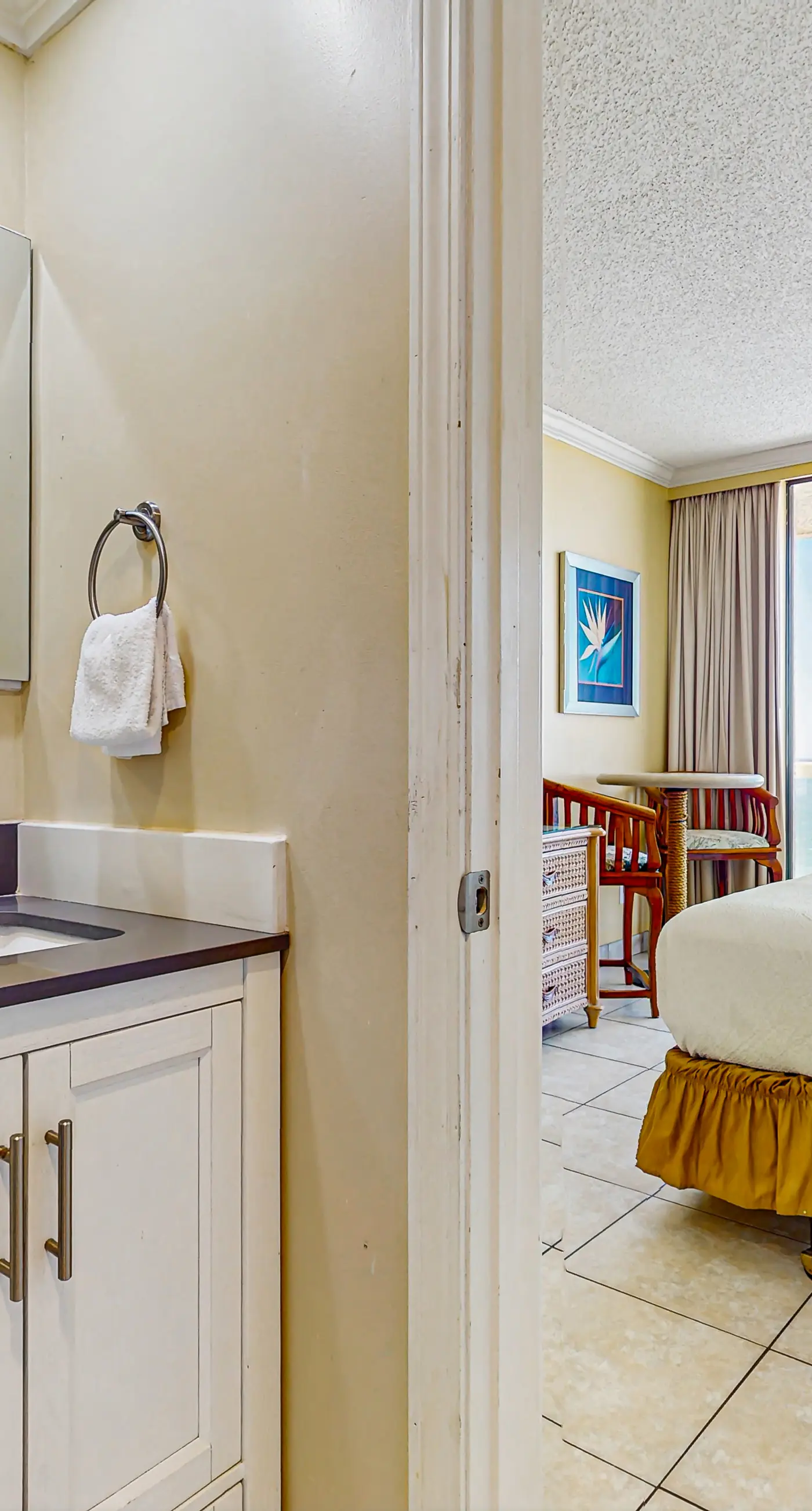 Beautiful resort studio with an amazing ocean view,  heated pool, hot tubs, & fitness center