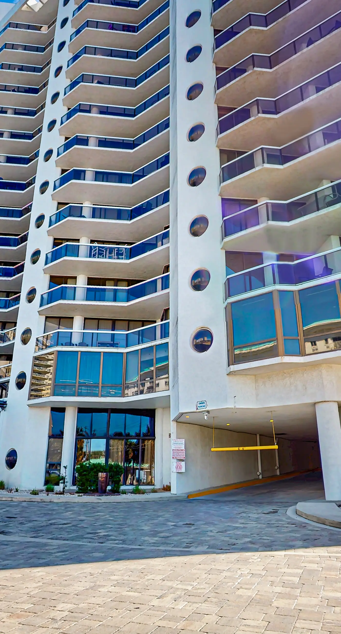 Beautiful resort studio with an amazing ocean view,  heated pool, hot tubs, & fitness center