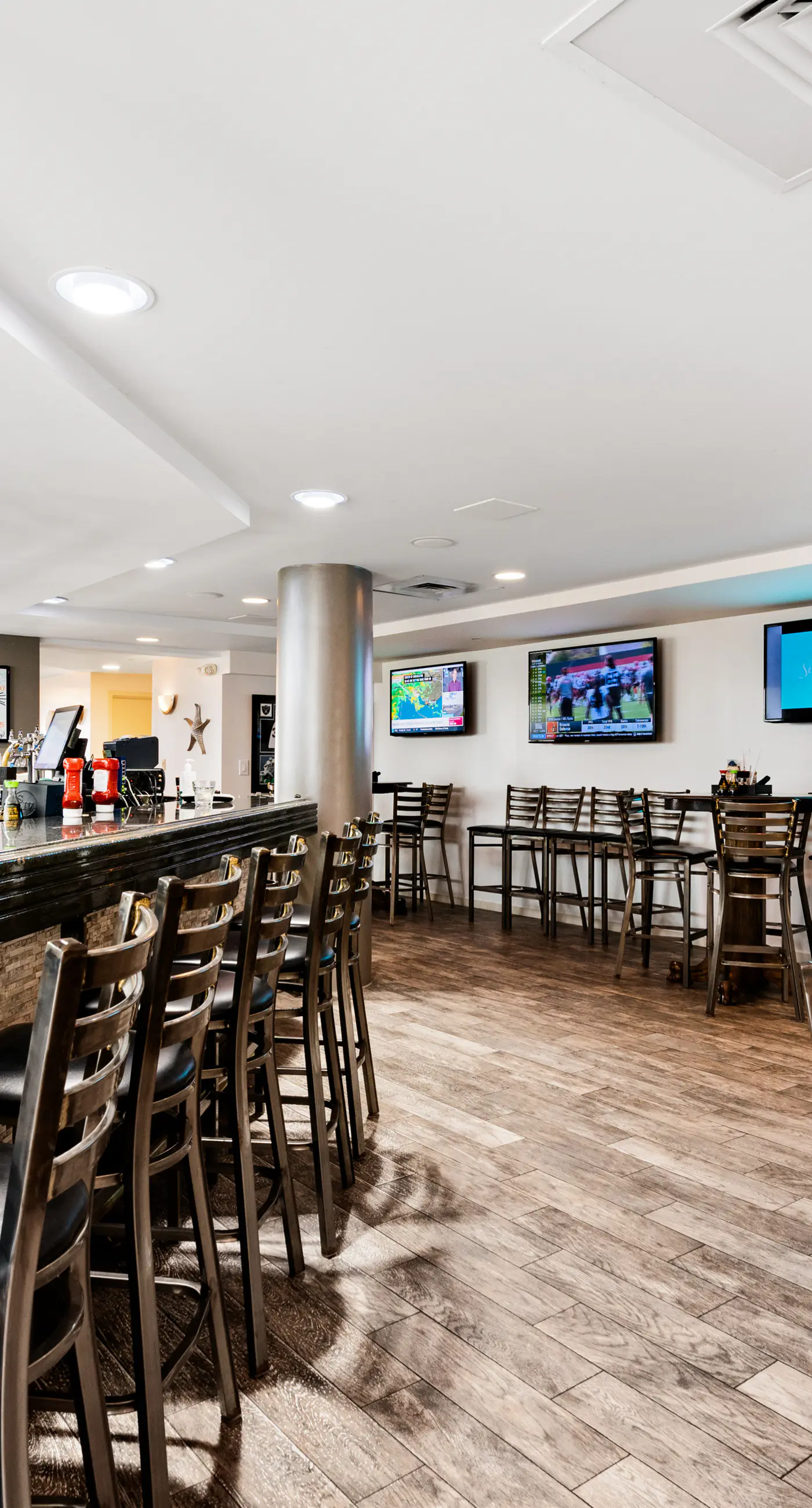 Beautiful resort studio with an amazing ocean view,  heated pool, hot tubs, & fitness center