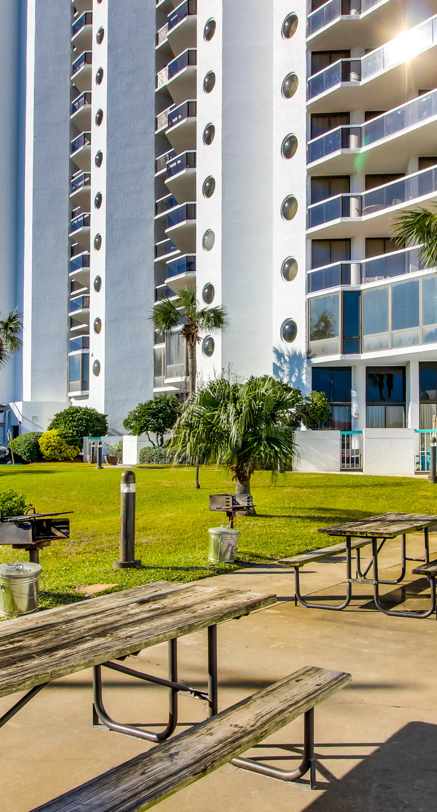 Beautiful resort studio with an amazing ocean view,  heated pool, hot tubs, & fitness center