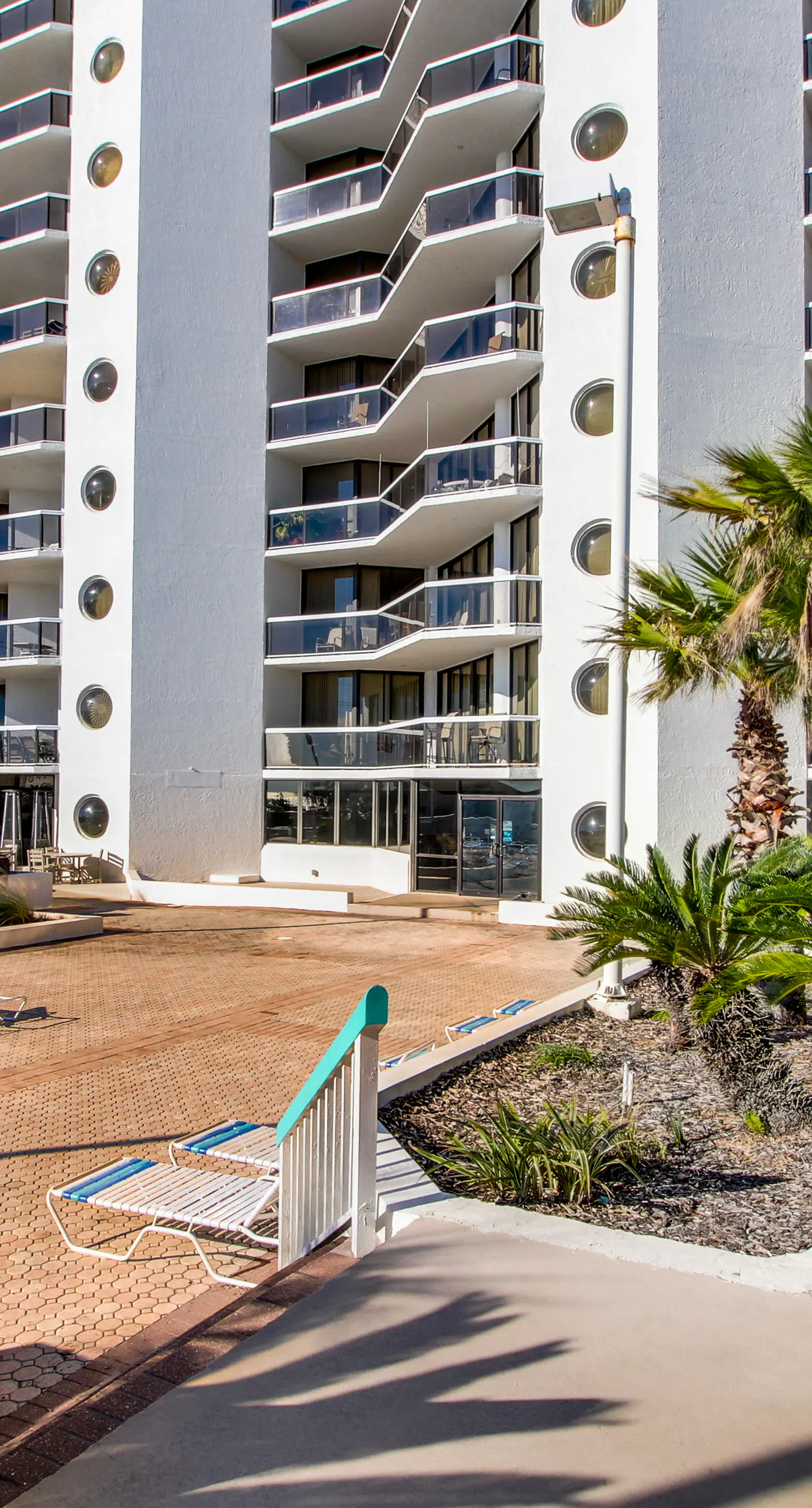Beautiful resort studio with an amazing ocean view,  heated pool, hot tubs, & fitness center