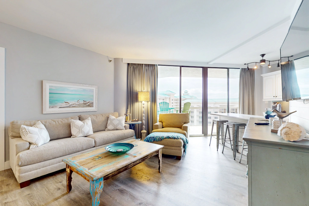 Cheerful 10th Floor Condo with Shared Pool & Hot Tub, WiFi, and Central AC