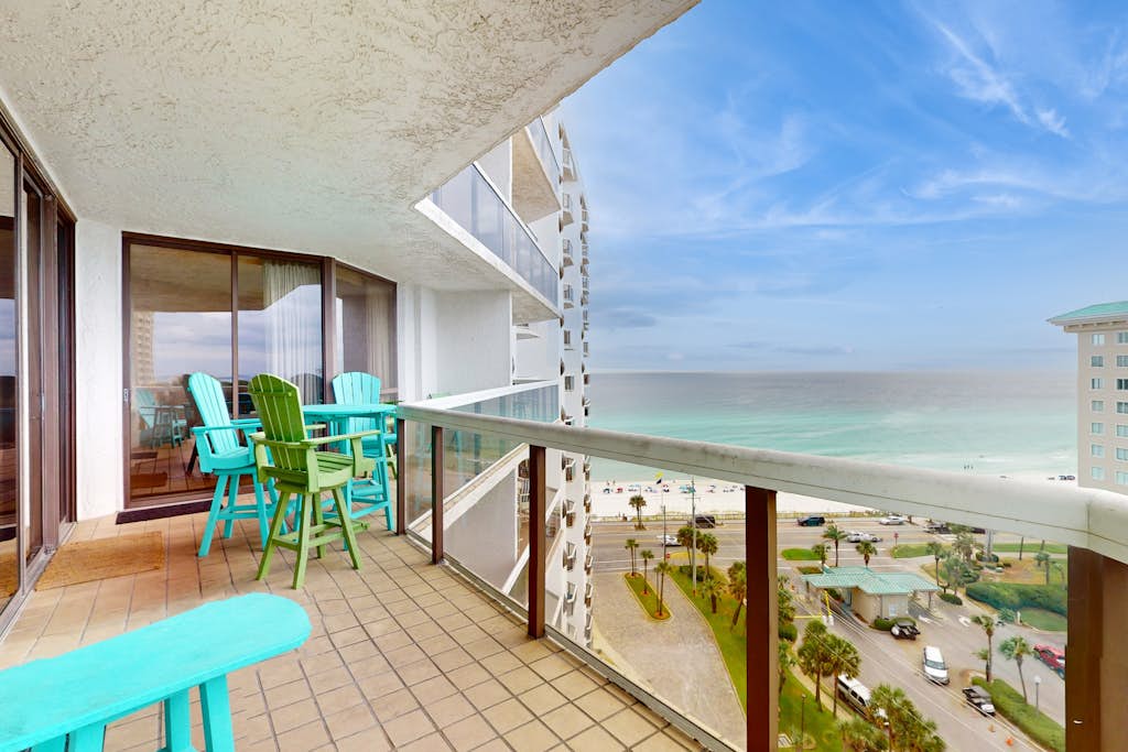 Cheerful 10th Floor Condo with Shared Pool & Hot Tub, WiFi, and Central AC