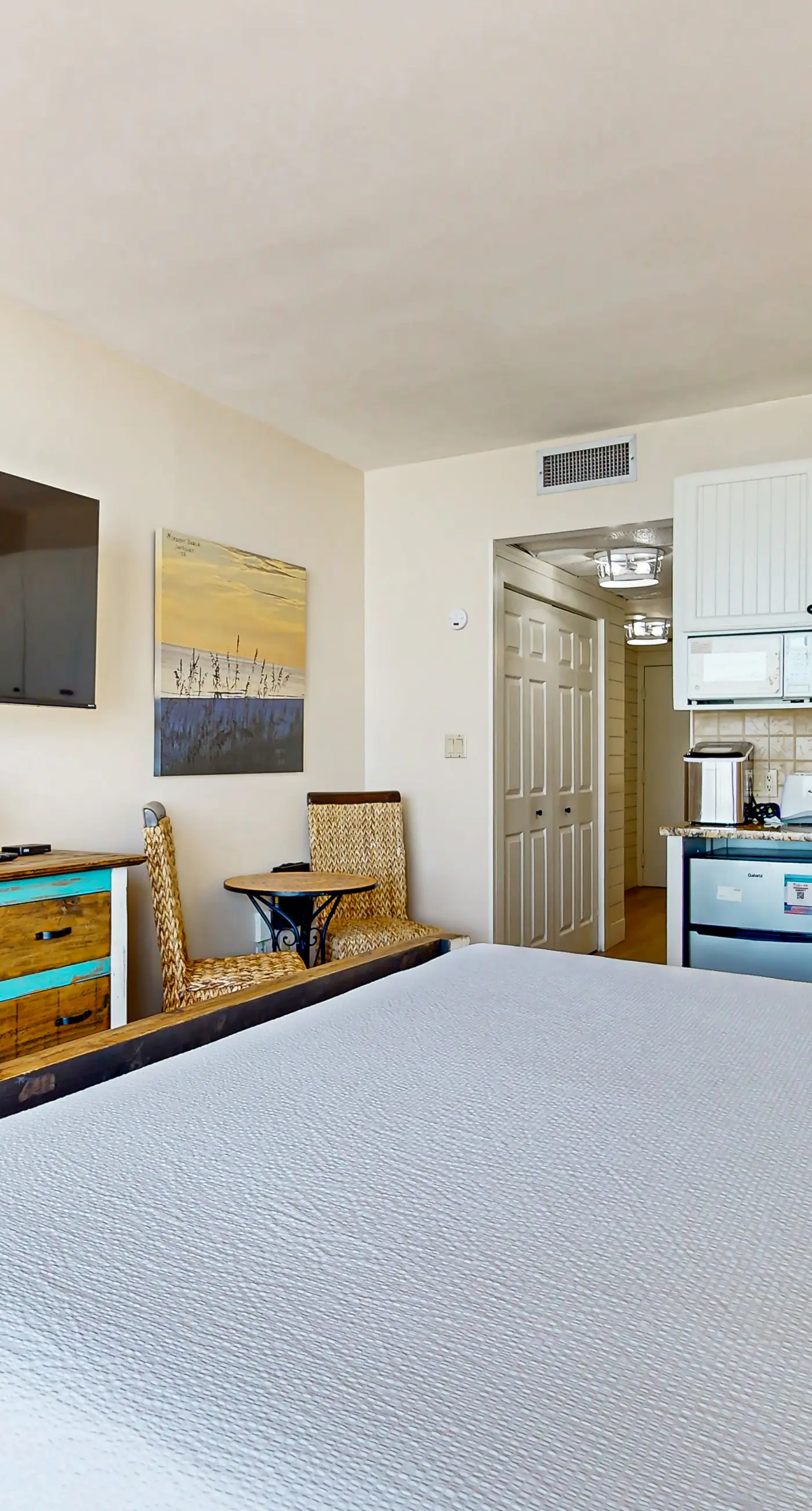 Beautiful Gulf-front retreat w/central AC, shared pool & hot tub, free WiFi,