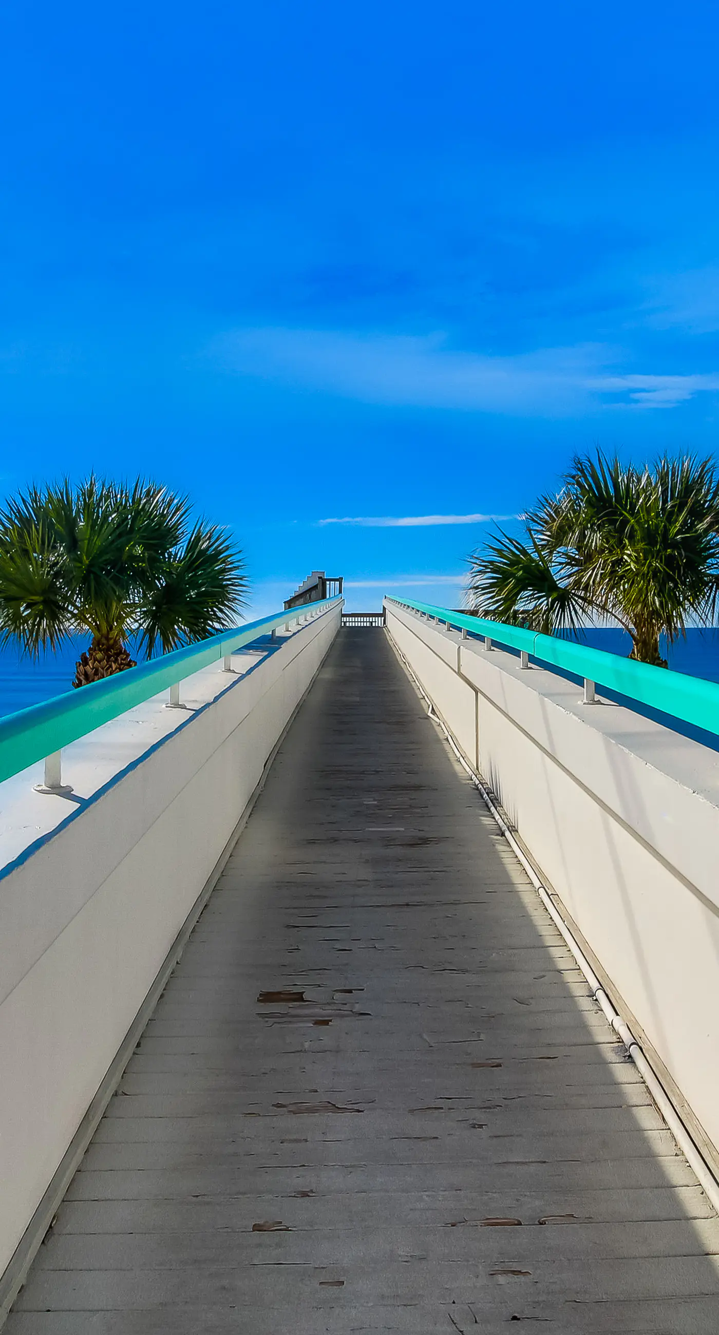 Beautiful Gulf-front retreat w/central AC, shared pool & hot tub, free WiFi,