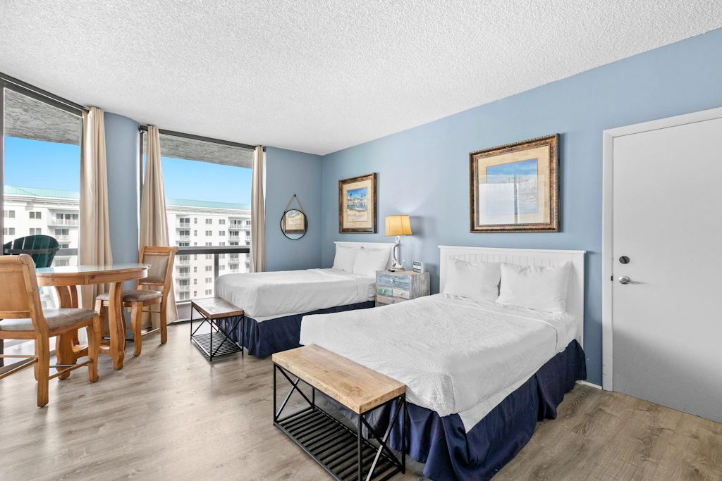 Gorgeous and well appointed efficiency with shared pool and beach access