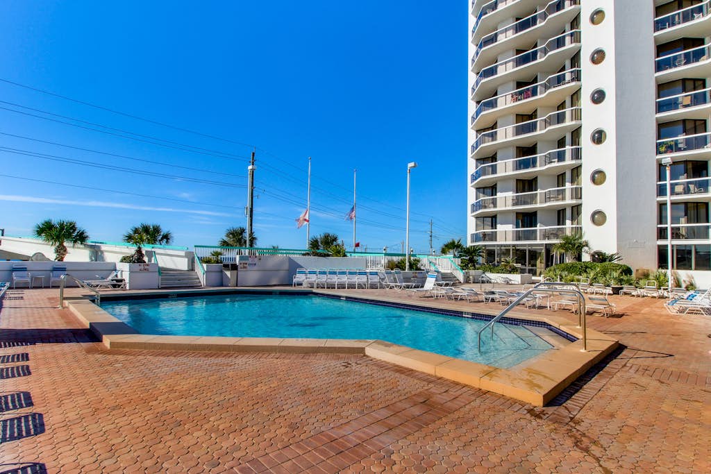 Gorgeous and well appointed efficiency with shared pool and beach access