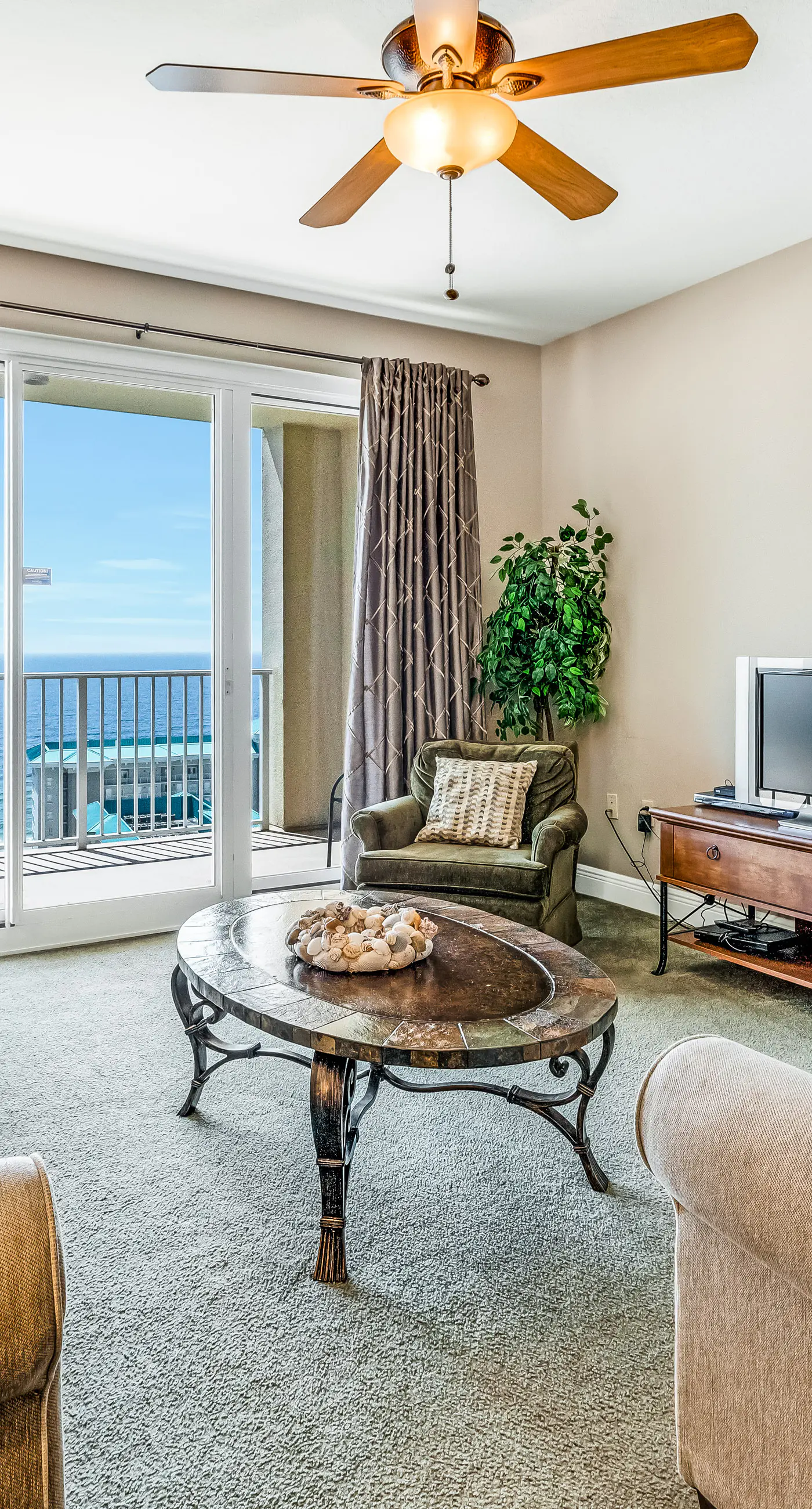 Family-friendly beach condo w/coastline views, balcony, shared pool, gym, tennis