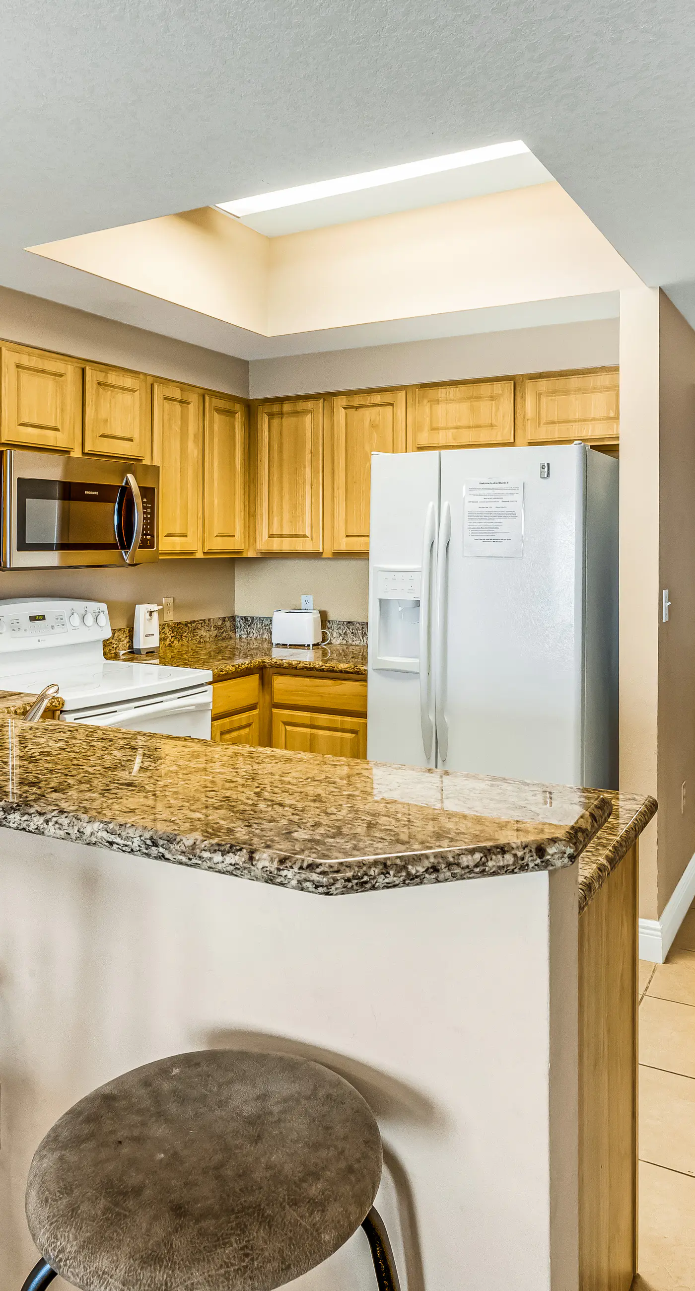 Family-friendly beach condo w/coastline views, balcony, shared pool, gym, tennis