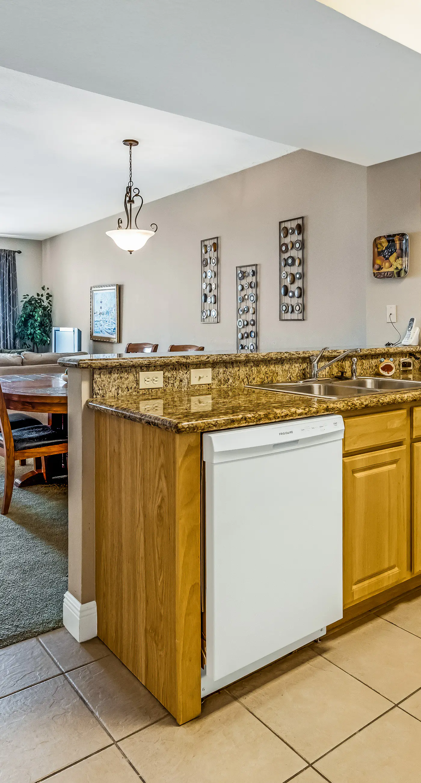 Family-friendly beach condo w/coastline views, balcony, shared pool, gym, tennis