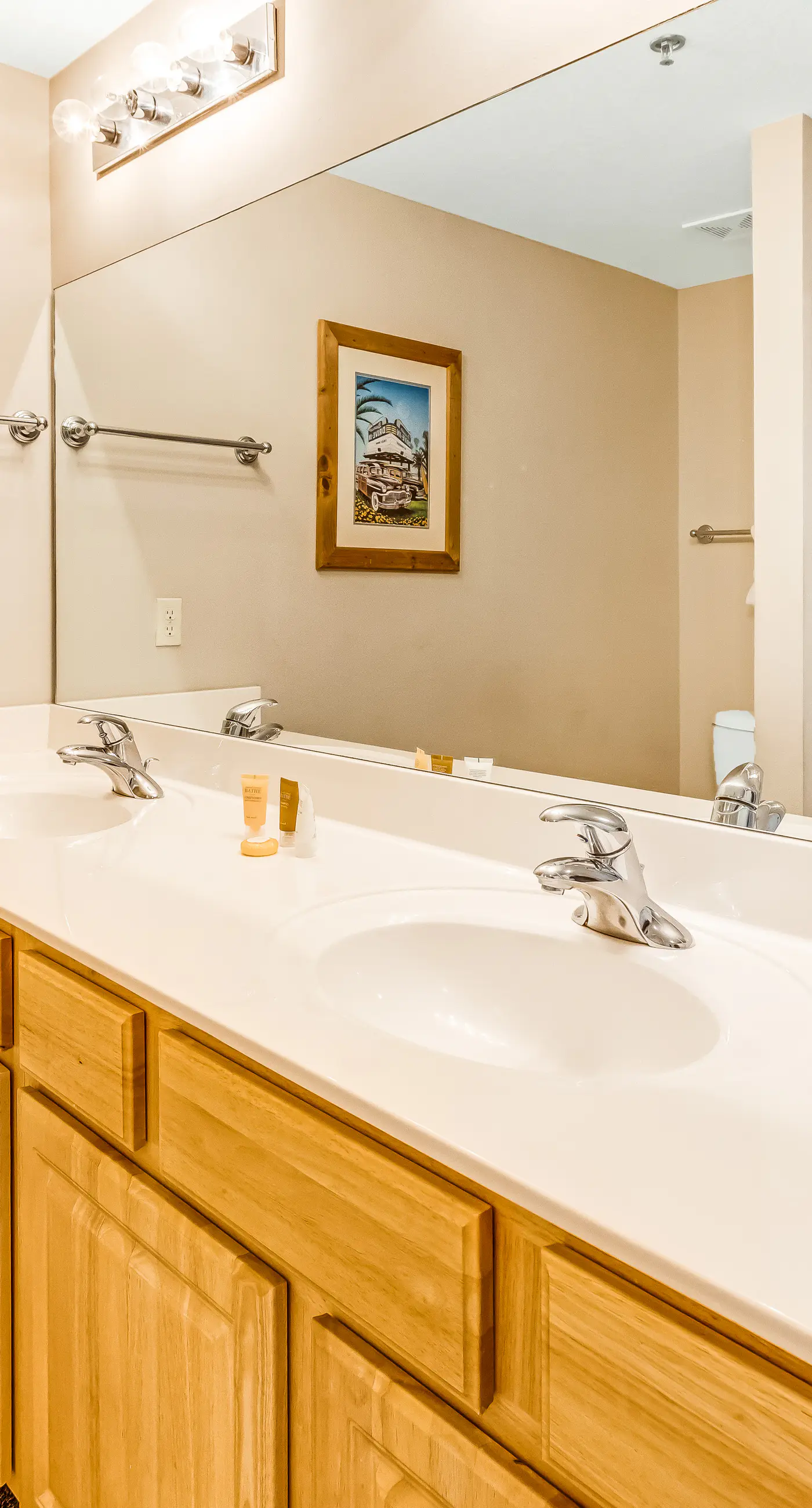 Family-friendly beach condo w/coastline views, balcony, shared pool, gym, tennis