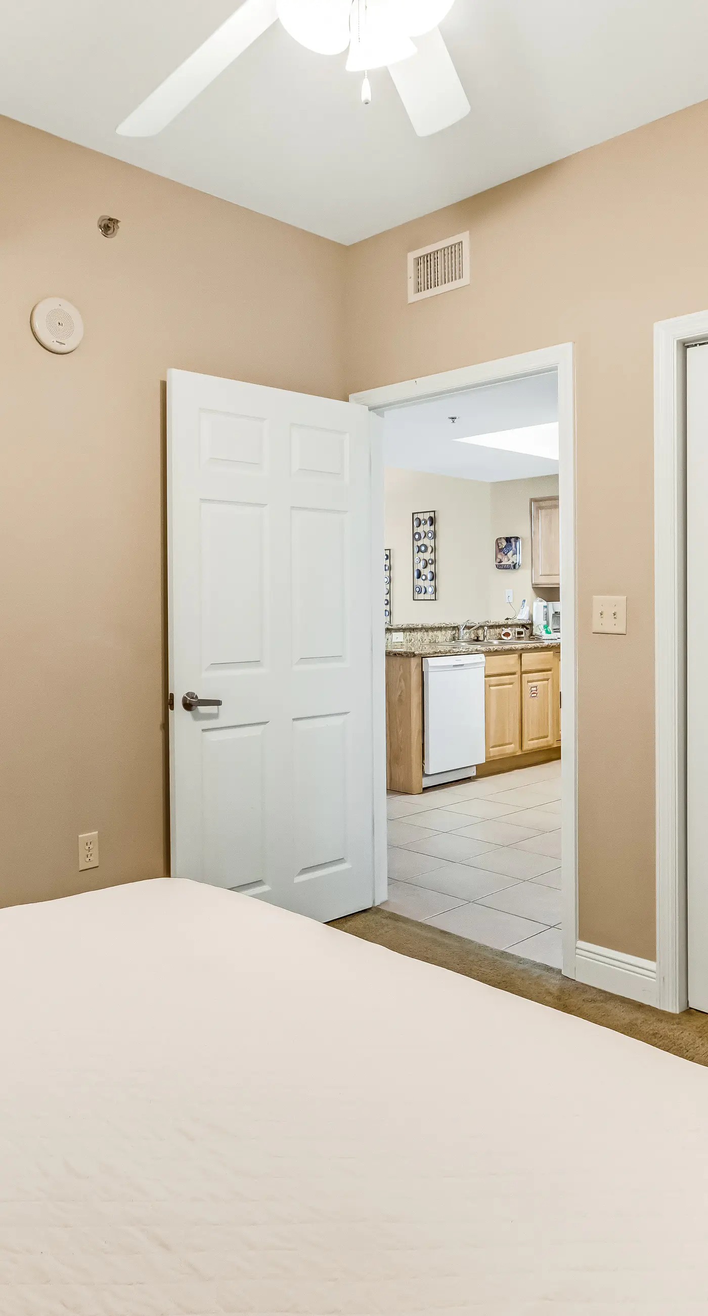 Family-friendly beach condo w/coastline views, balcony, shared pool, gym, tennis