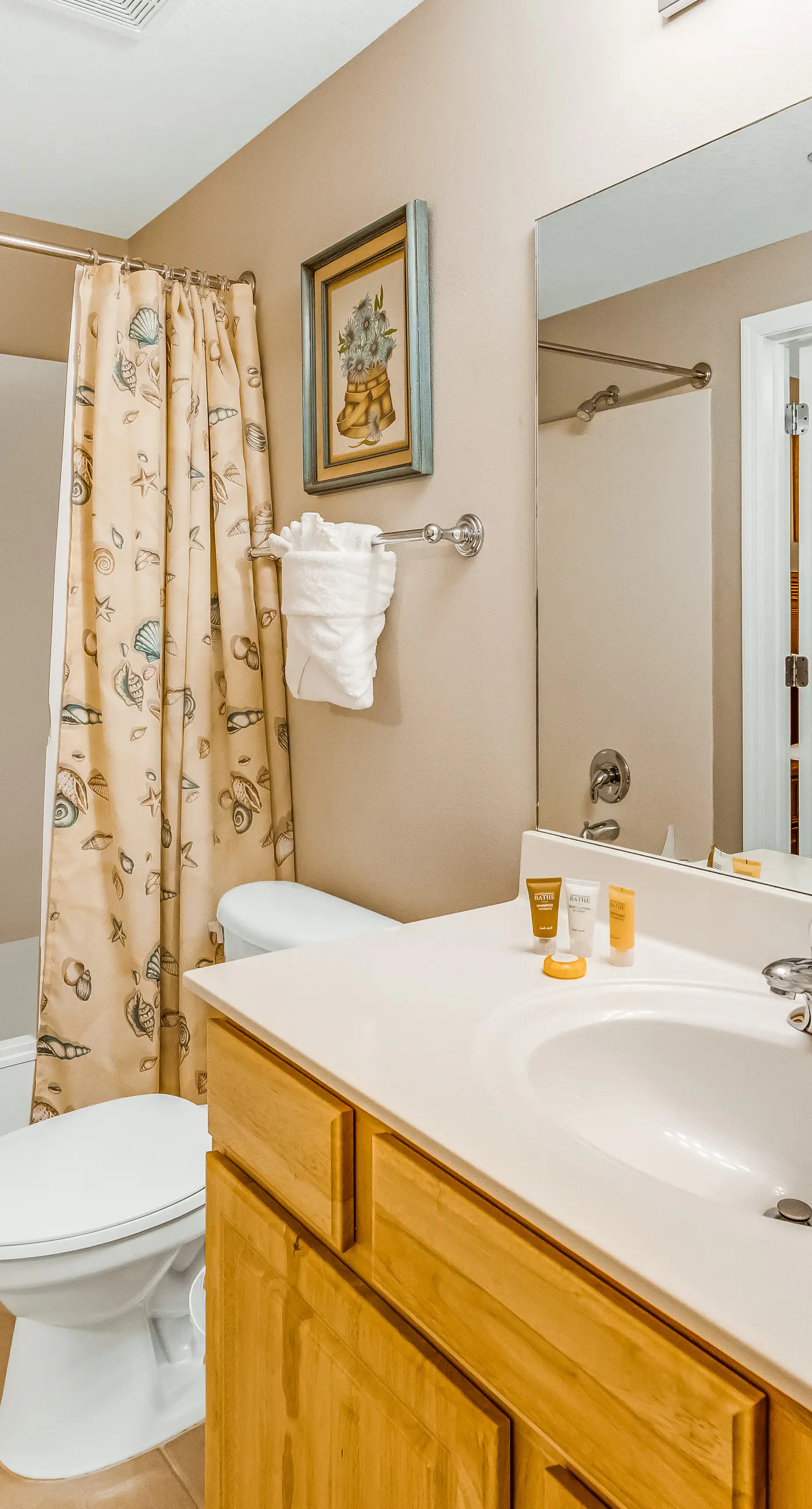 Family-friendly beach condo w/coastline views, balcony, shared pool, gym, tennis